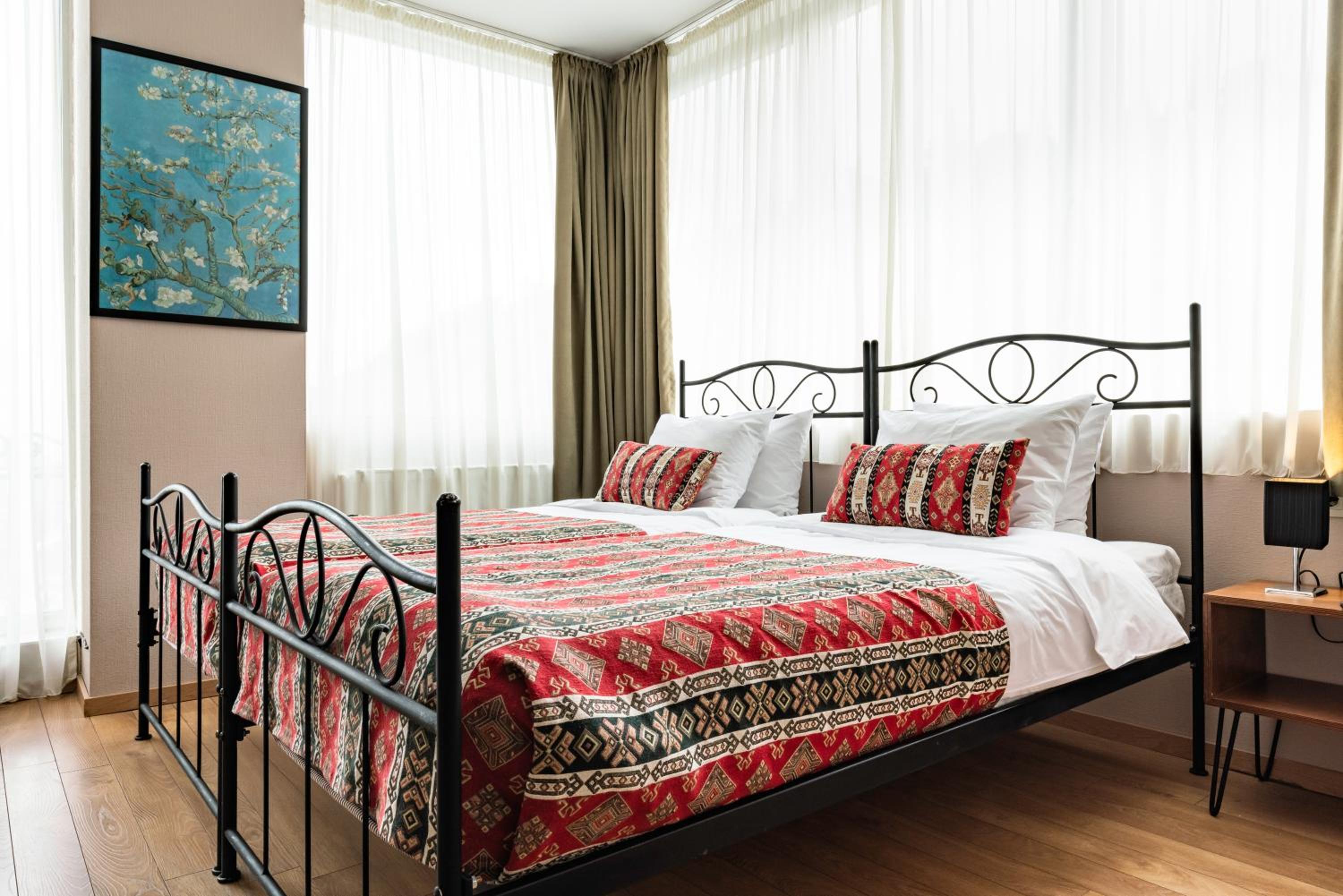 Double or Twin Room with City View - Photo 11
