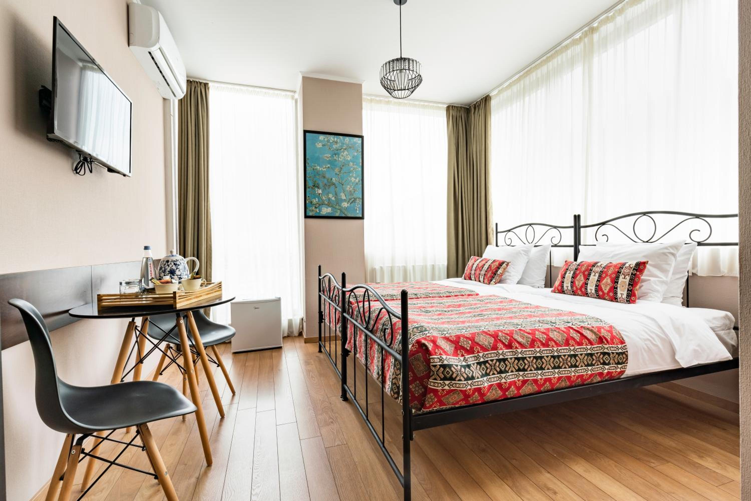 Double or Twin Room with City View - Photo 3