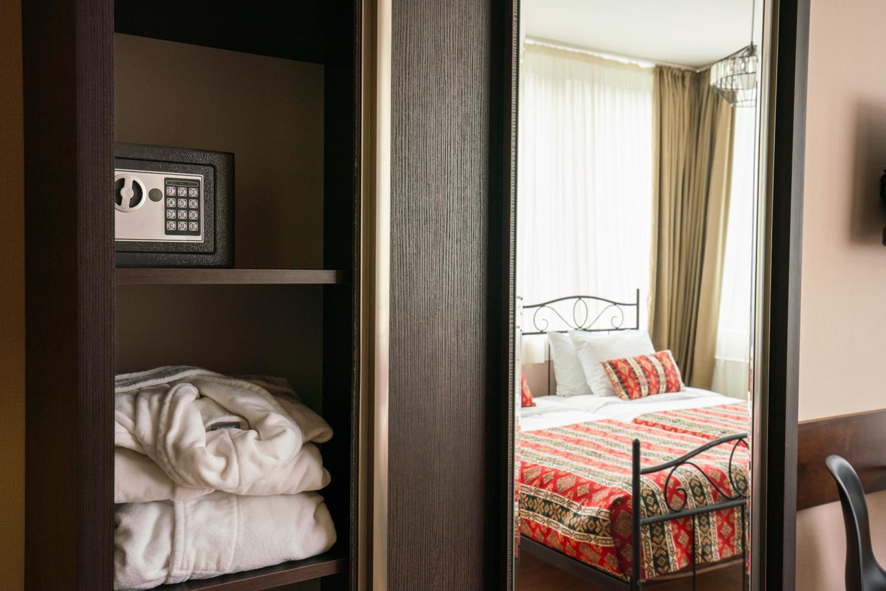 Double or Twin Room with City View - Photo 8