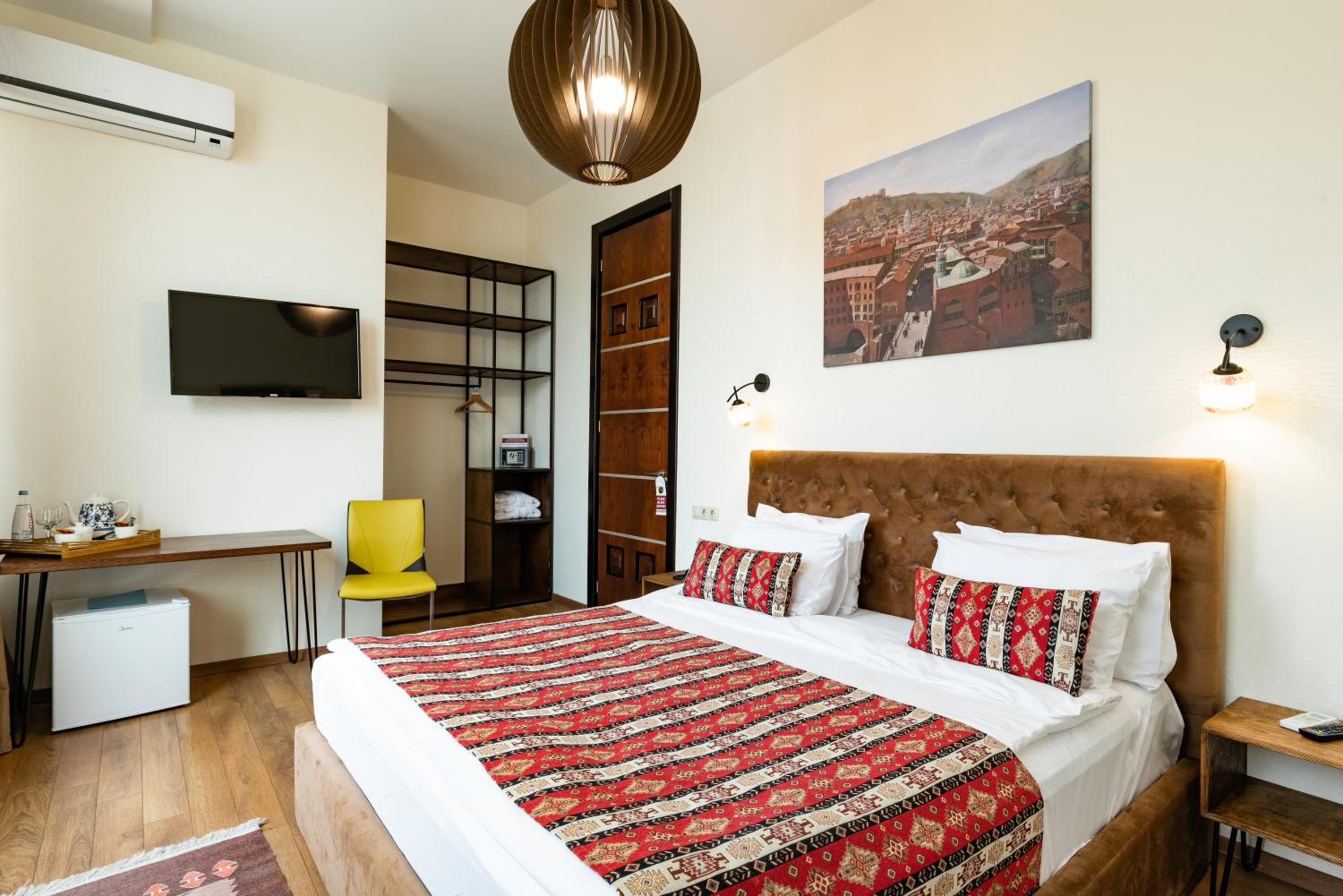 Double Room with City View - Photo 3