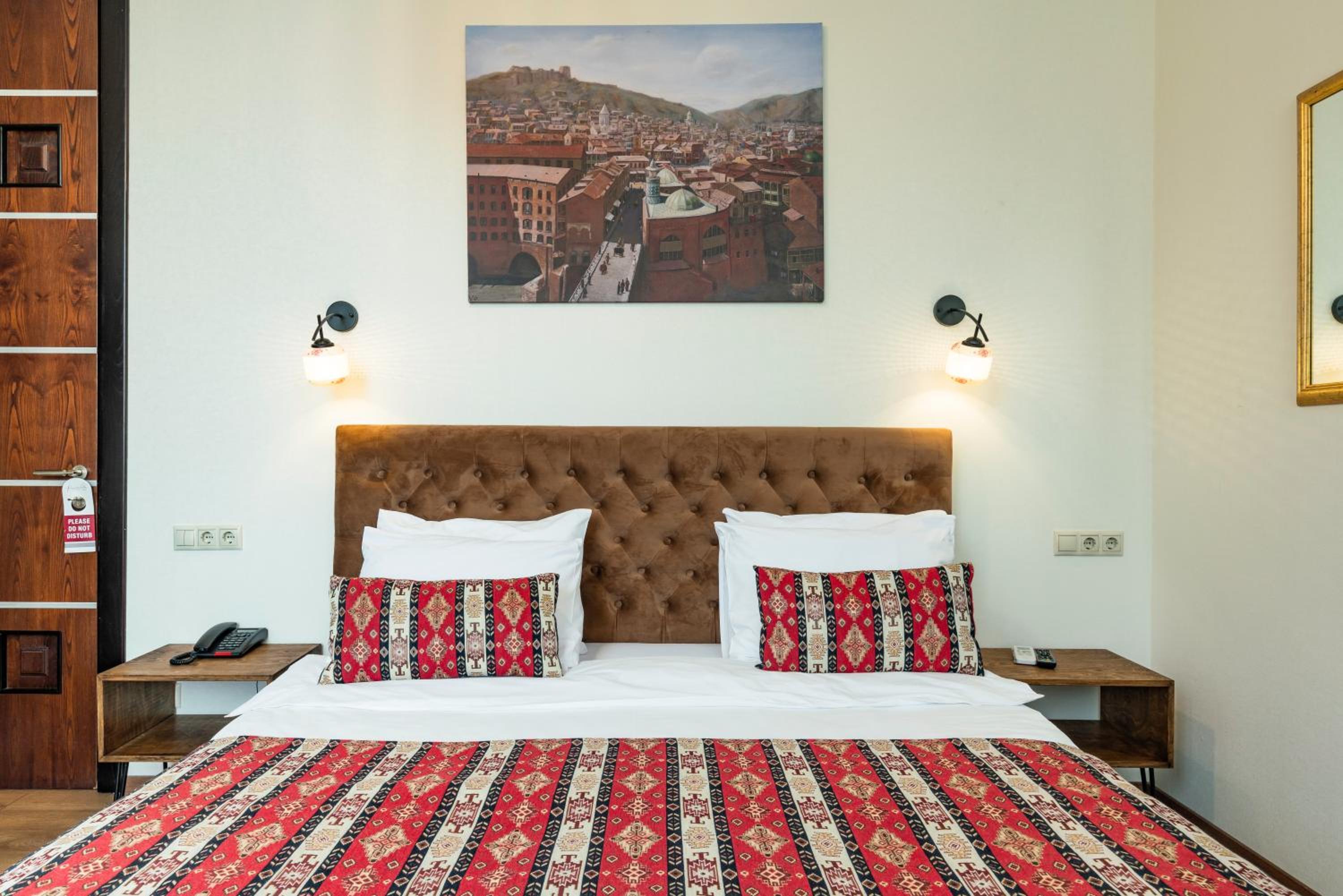 Double Room with City View - Photo 8