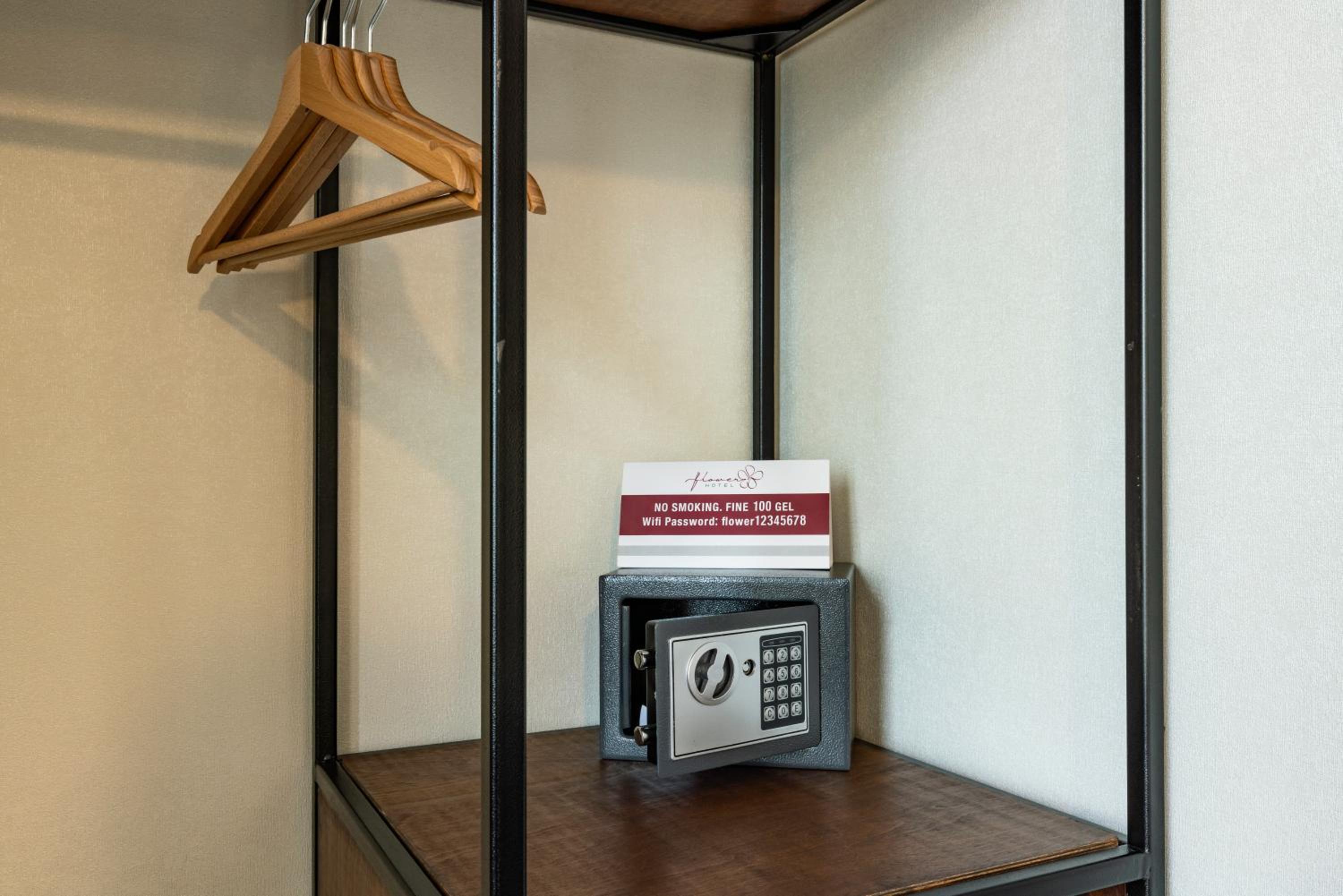 Double Room with City View - Photo 9