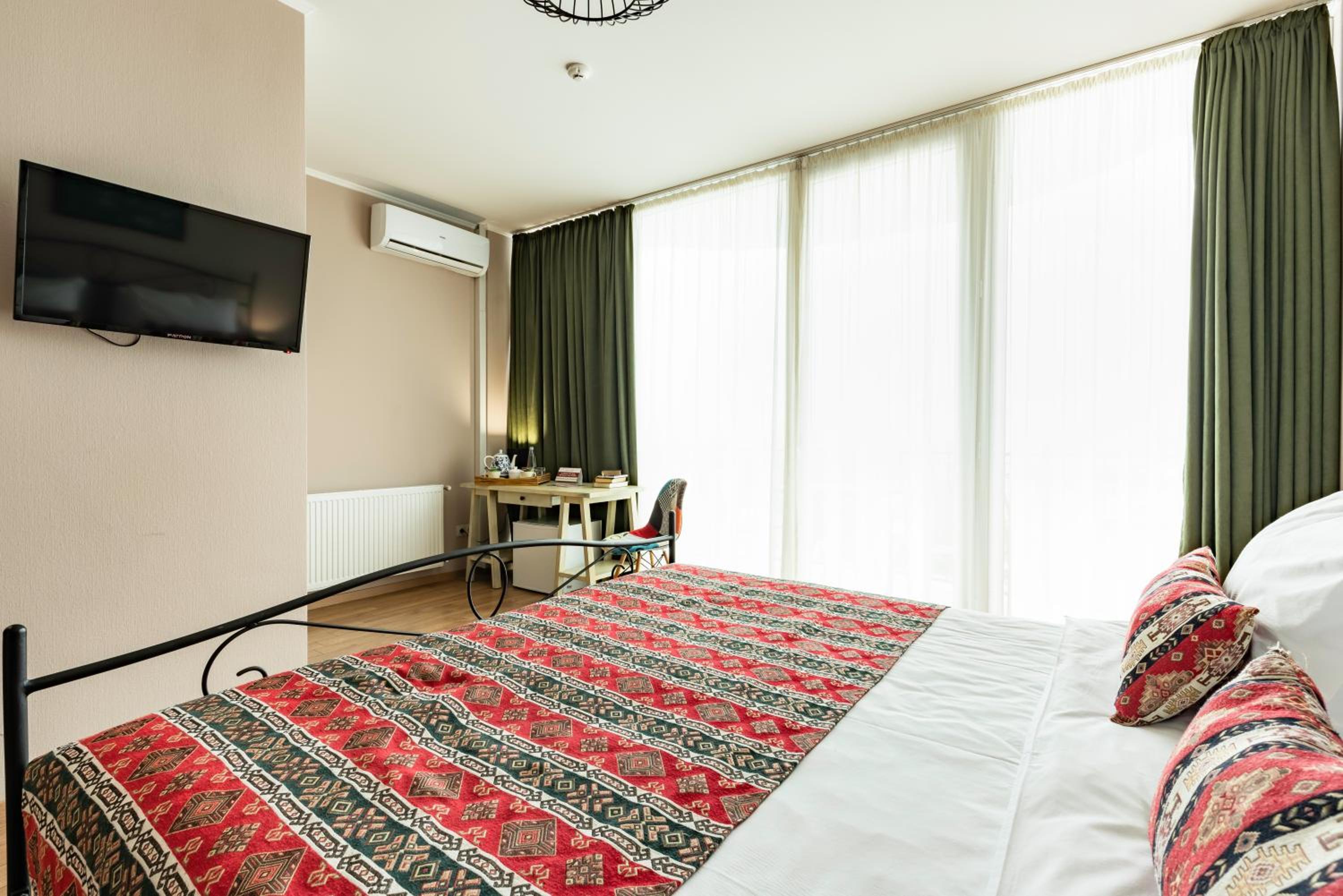 Deluxe Double Room with Balcony - Photo 9