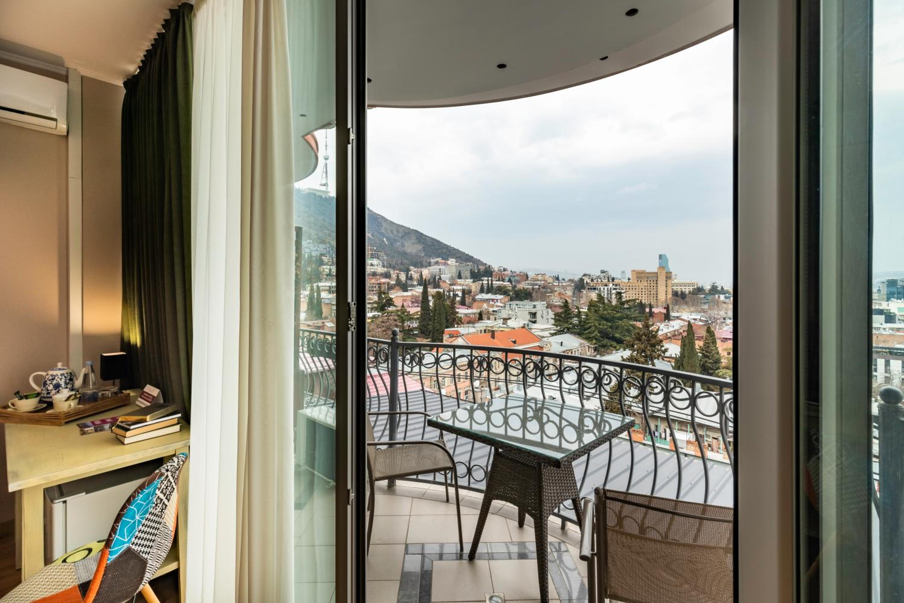 Deluxe Double Room with Balcony - Photo 10