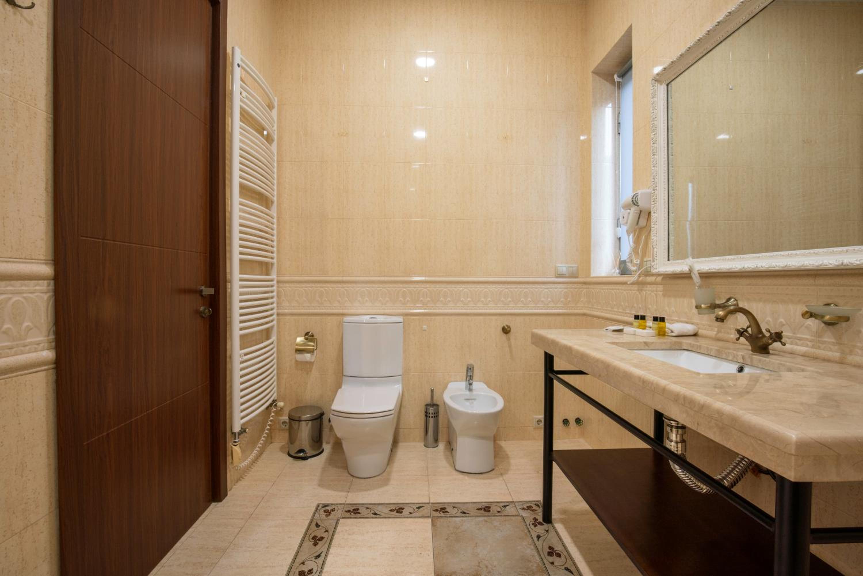 King Room with Balcony - Photo 5