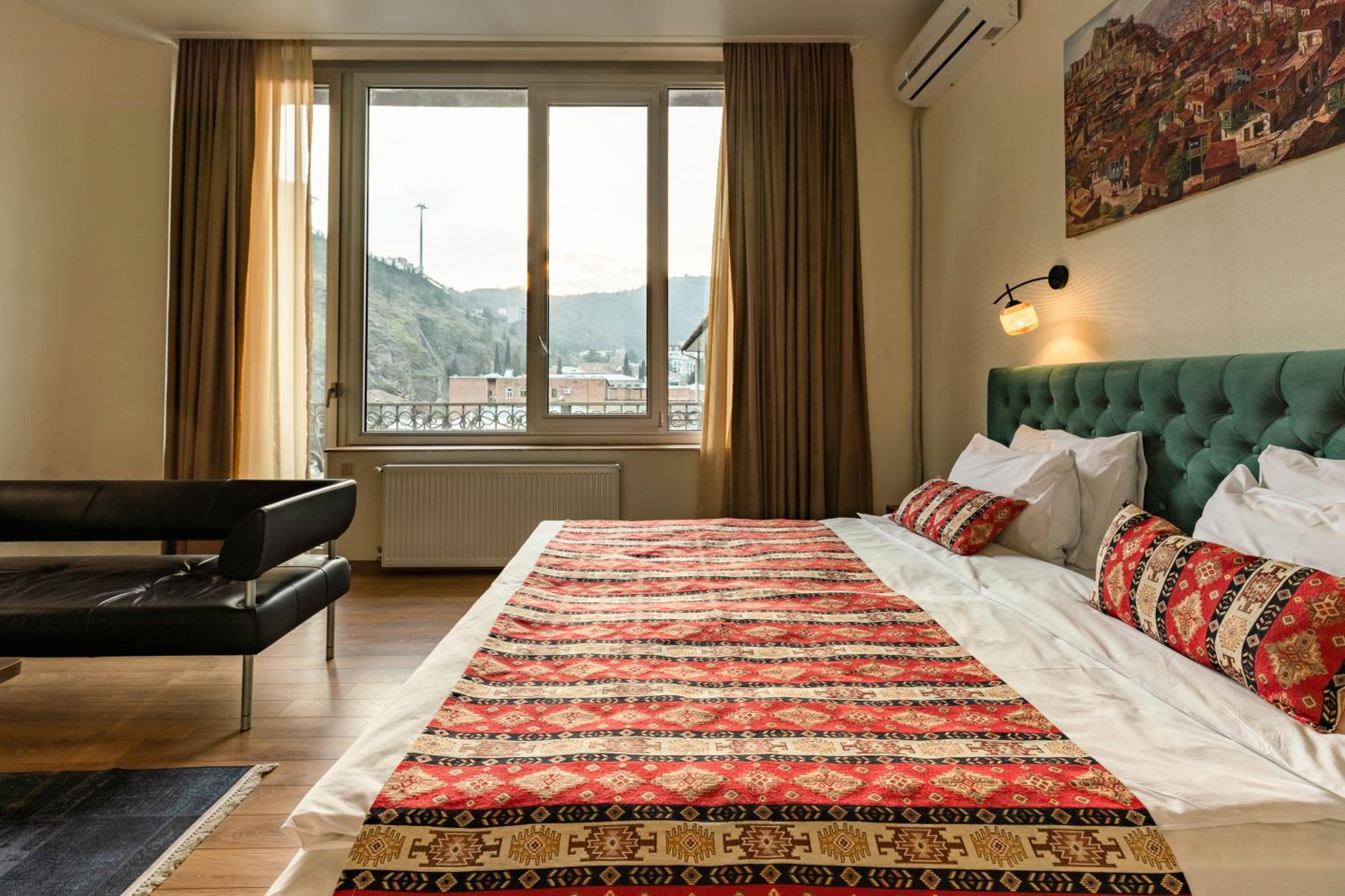 King Room with Balcony - Photo 7