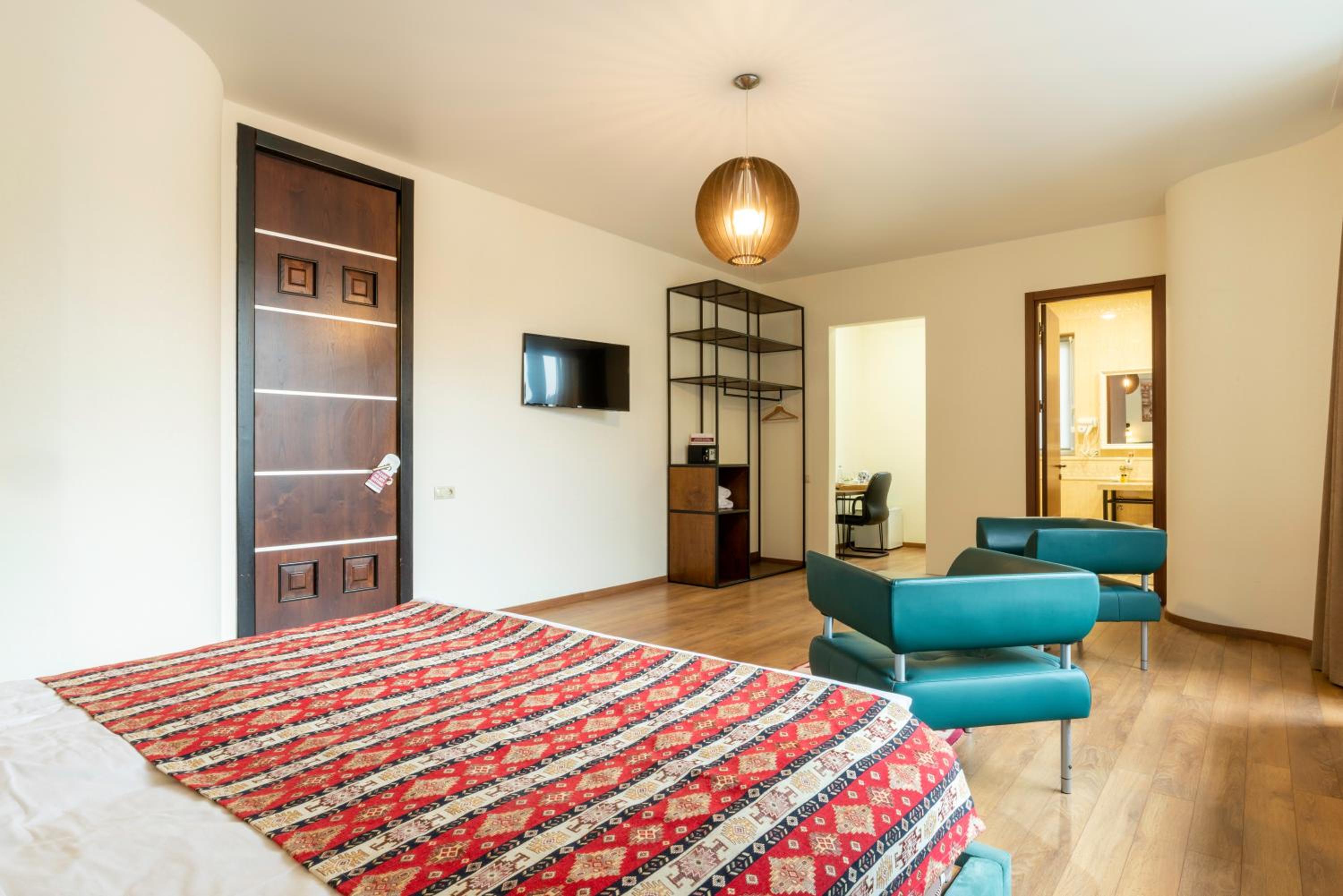 King Room with Balcony - Photo 8