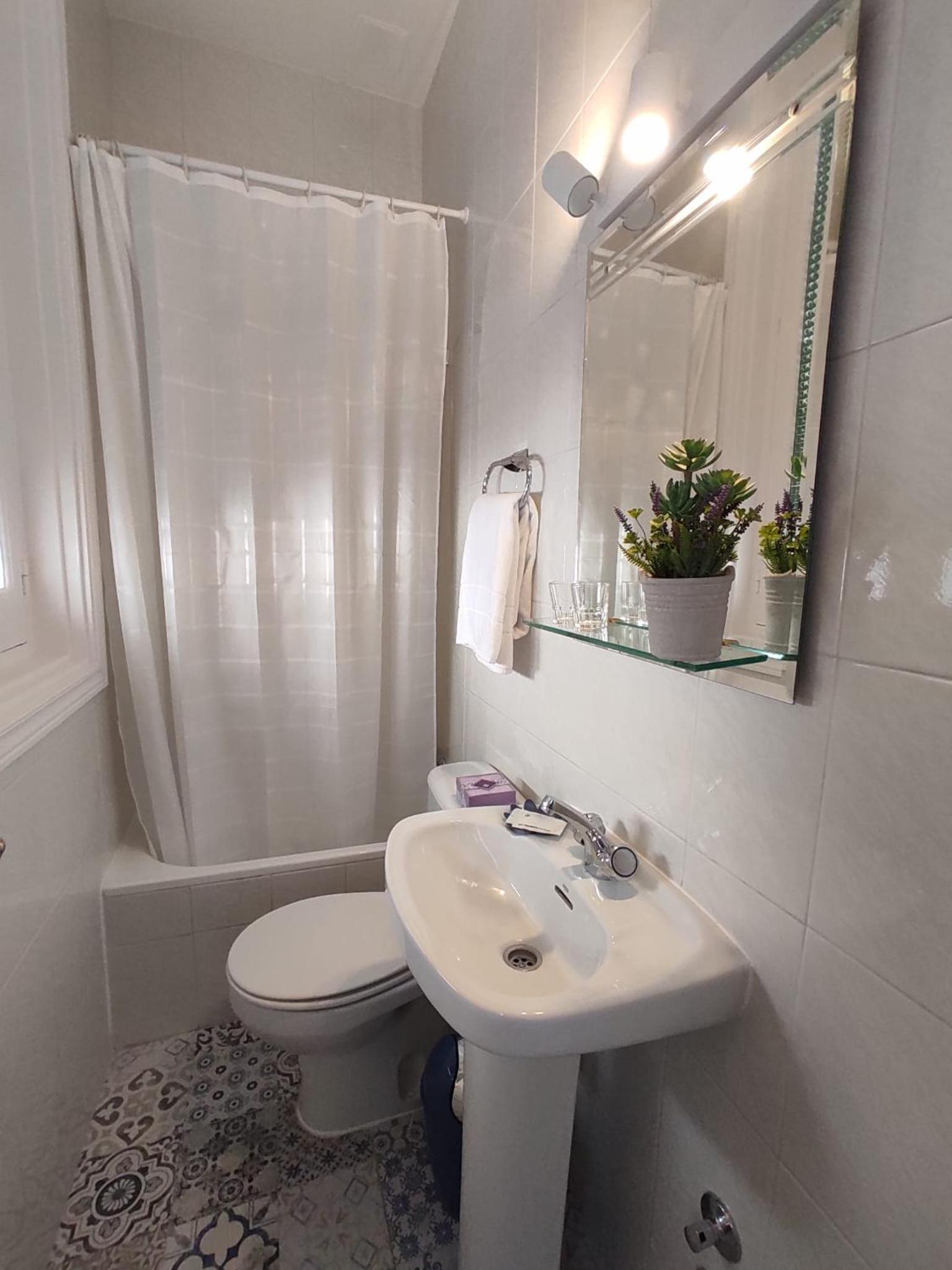 Double Room with Balcony - Photo 4