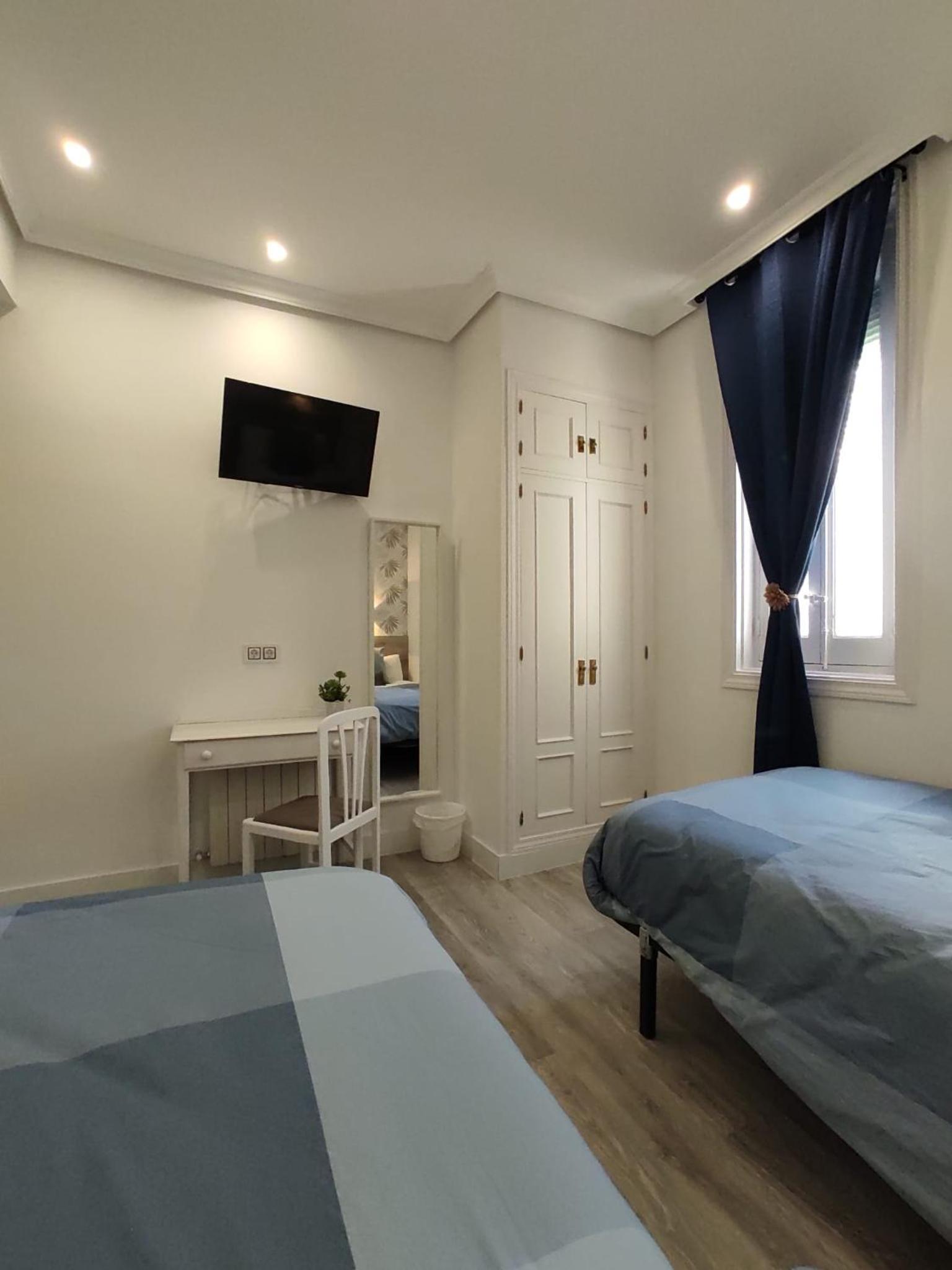 Double Room with Two Double Beds - Photo 4