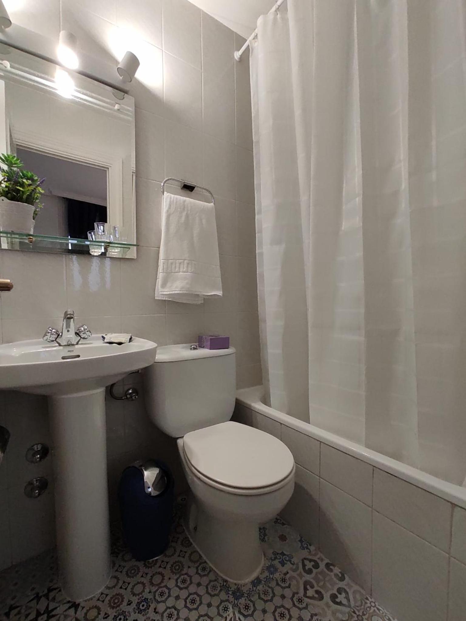 Double Room with Balcony - Photo 6