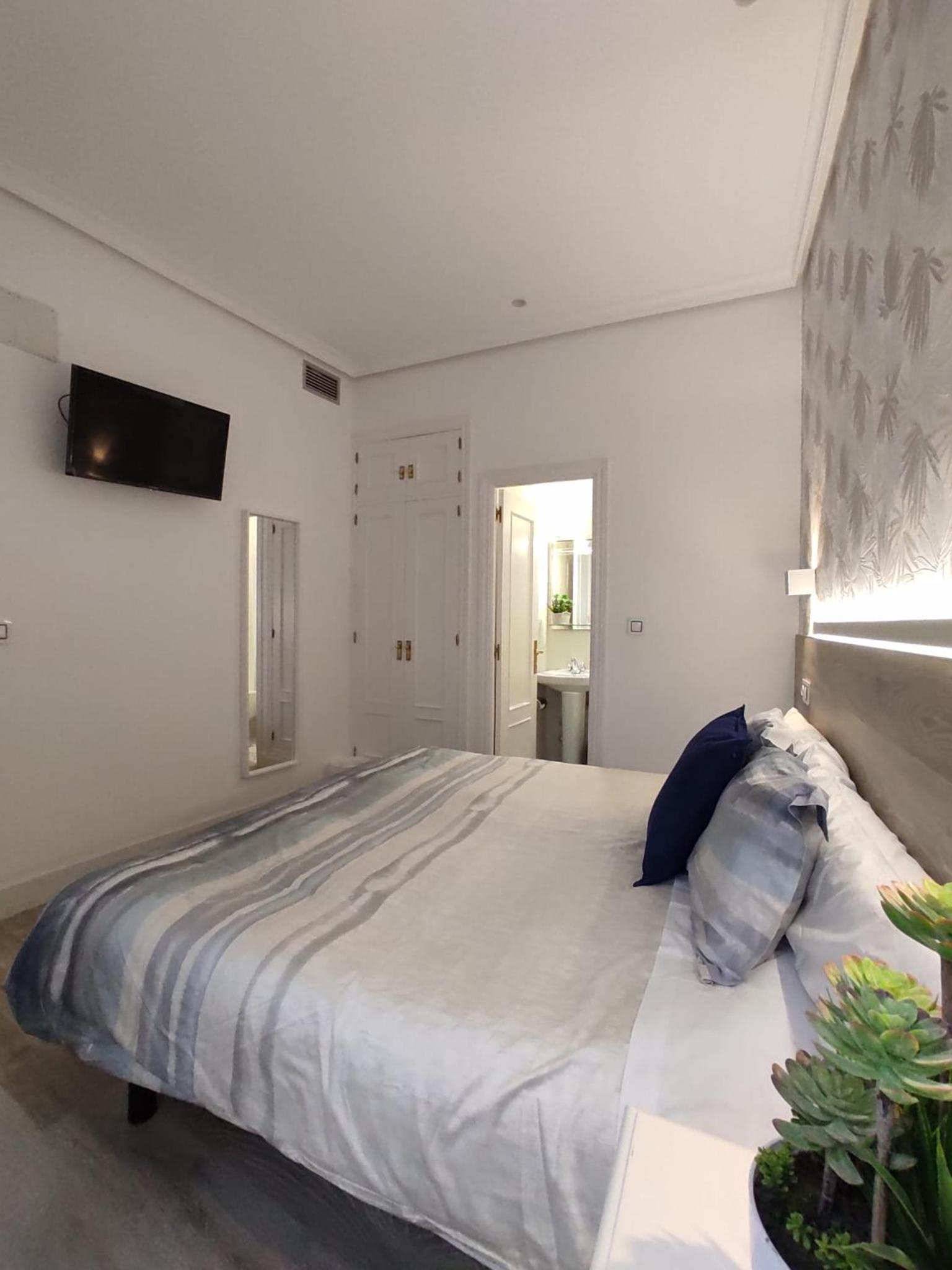 Double Room - Photo 9