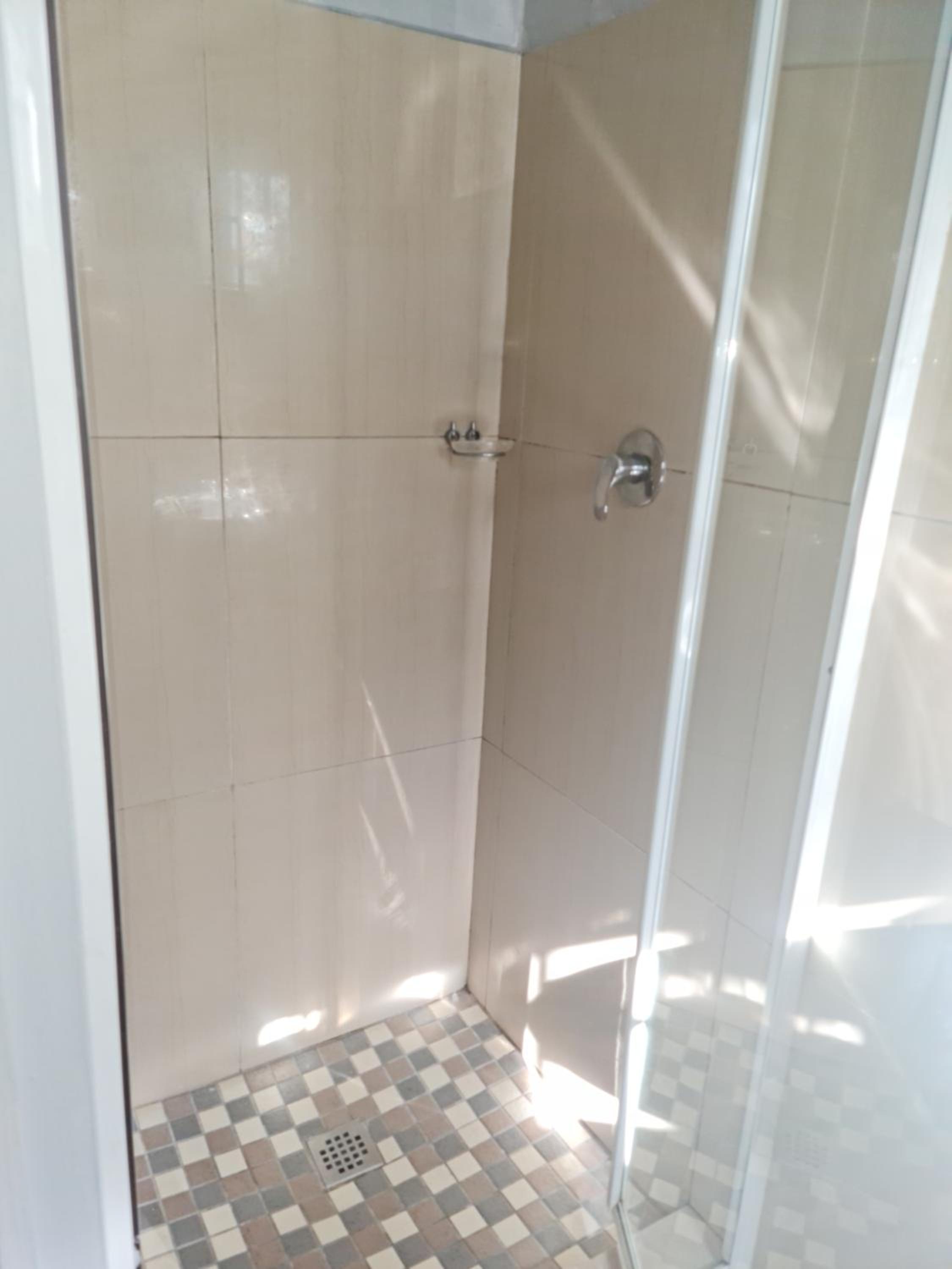 Budget Double Room - Photo 9
