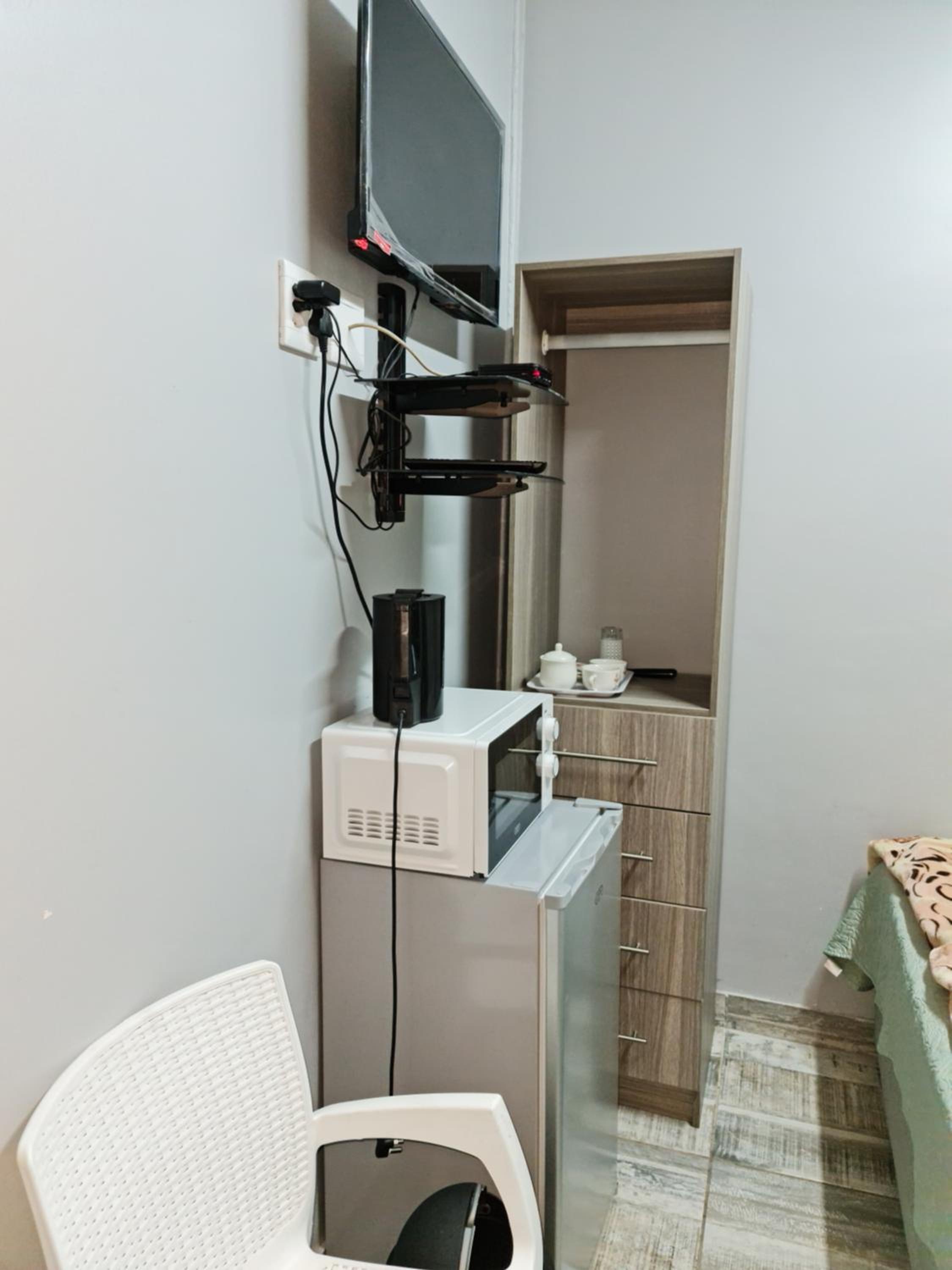 Budget Double Room - Photo 12