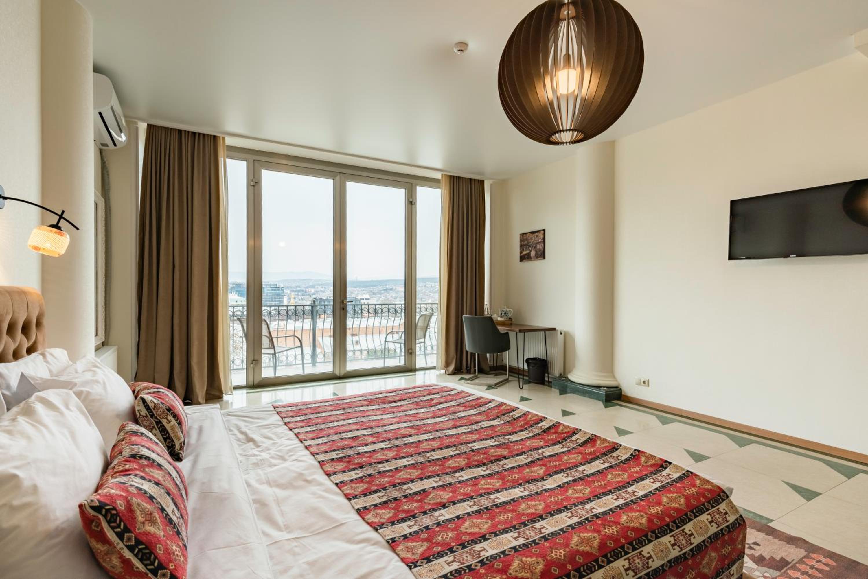 Junior Suite with Balcony - Photo 6