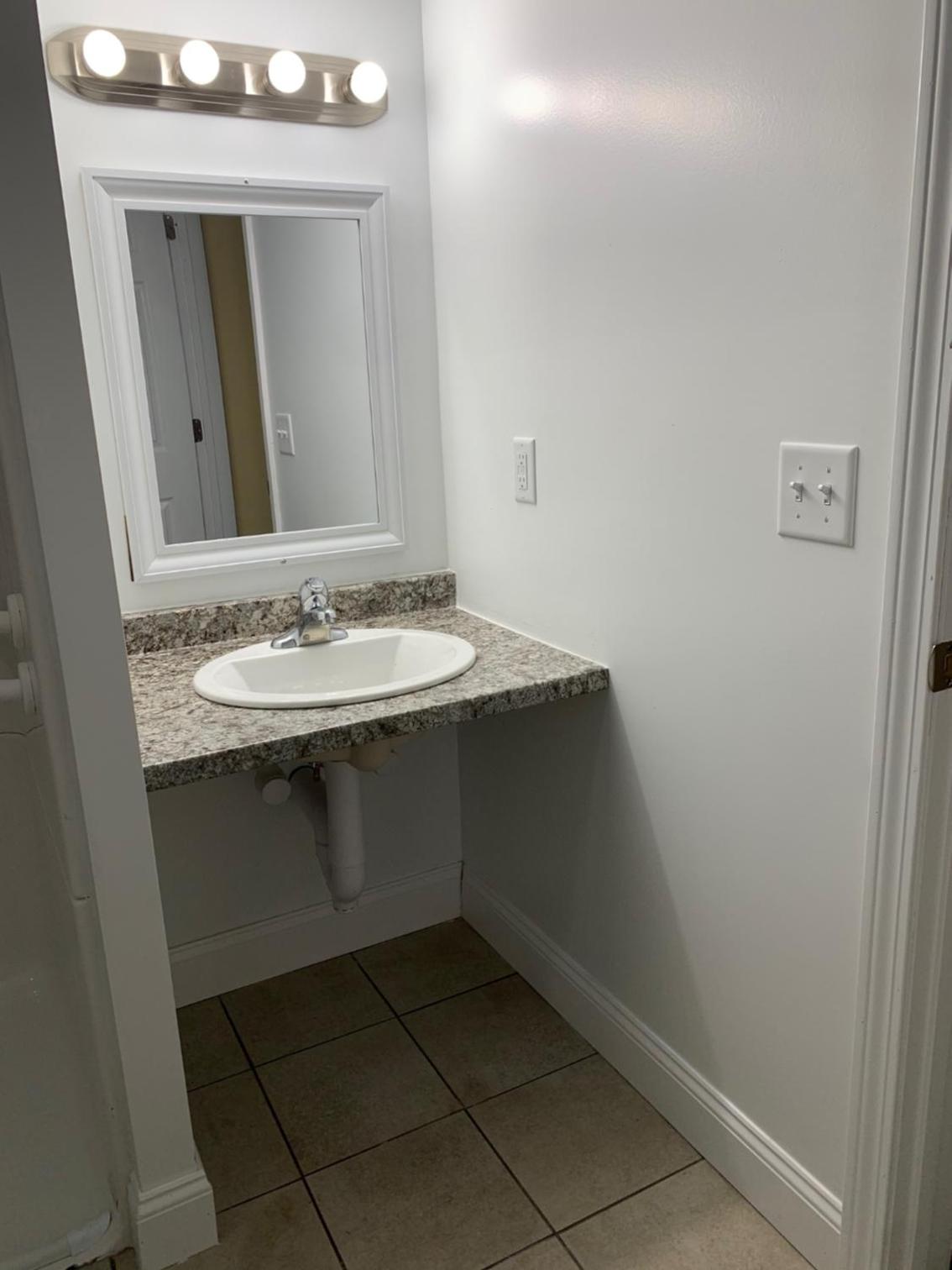 Queen Room - Disability Access - Photo 7