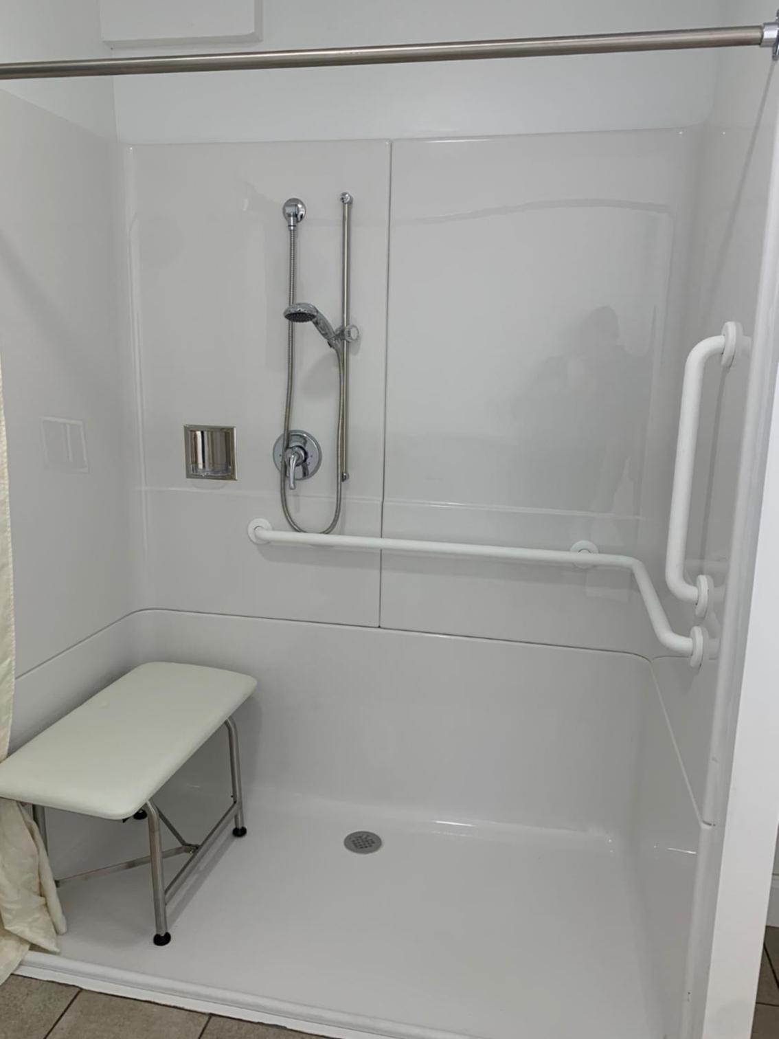 Queen Room - Disability Access - Photo 6