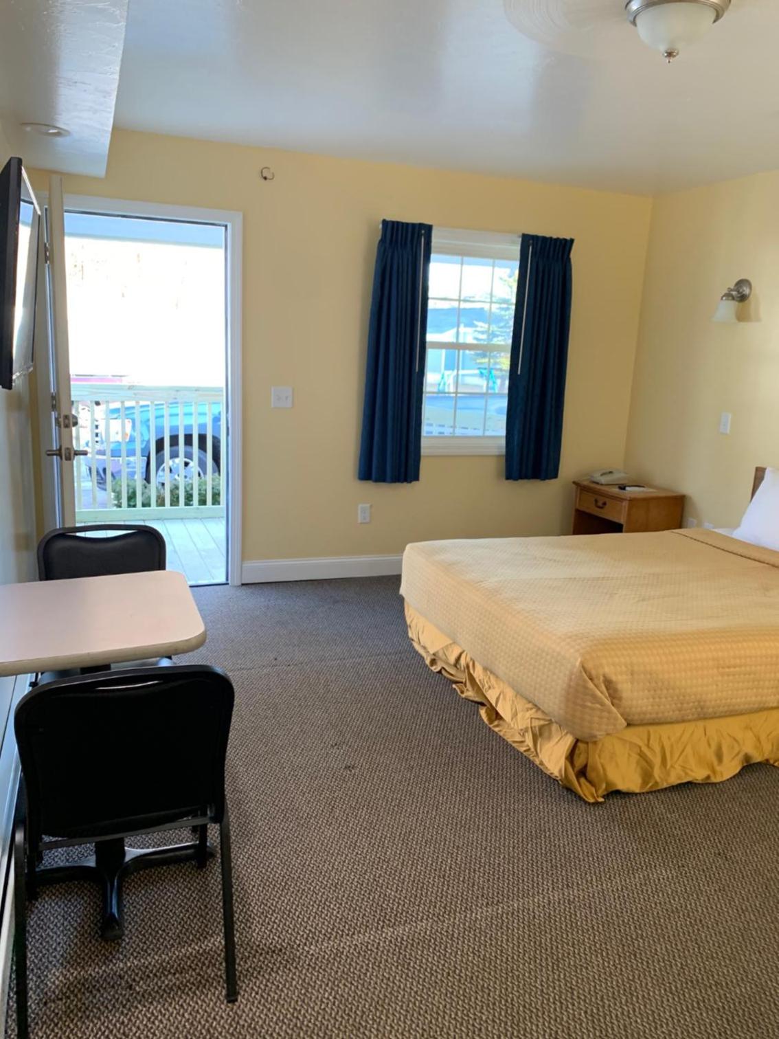 Queen Room - Disability Access - Photo 10
