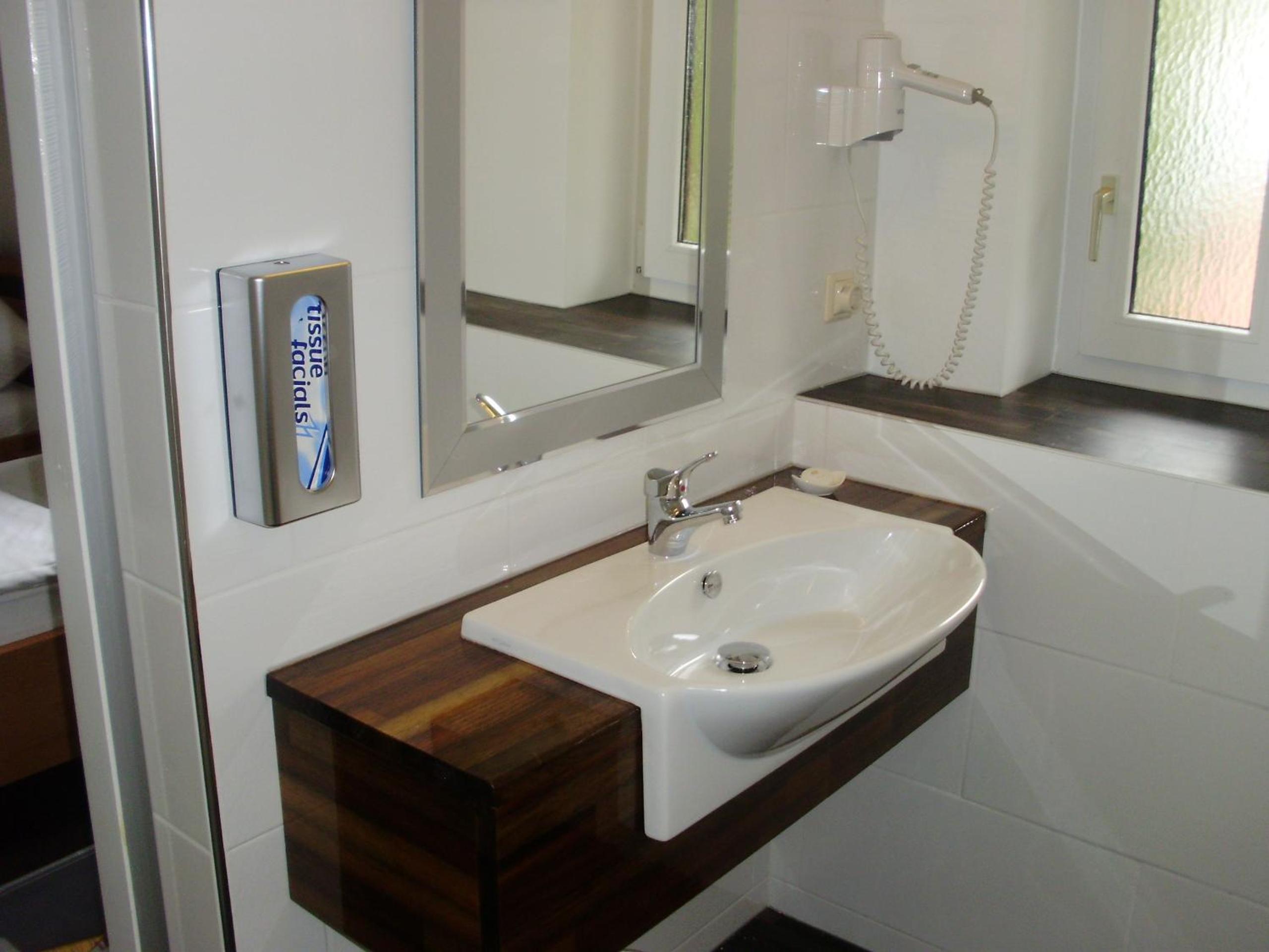 Small Twin Room - Photo 2