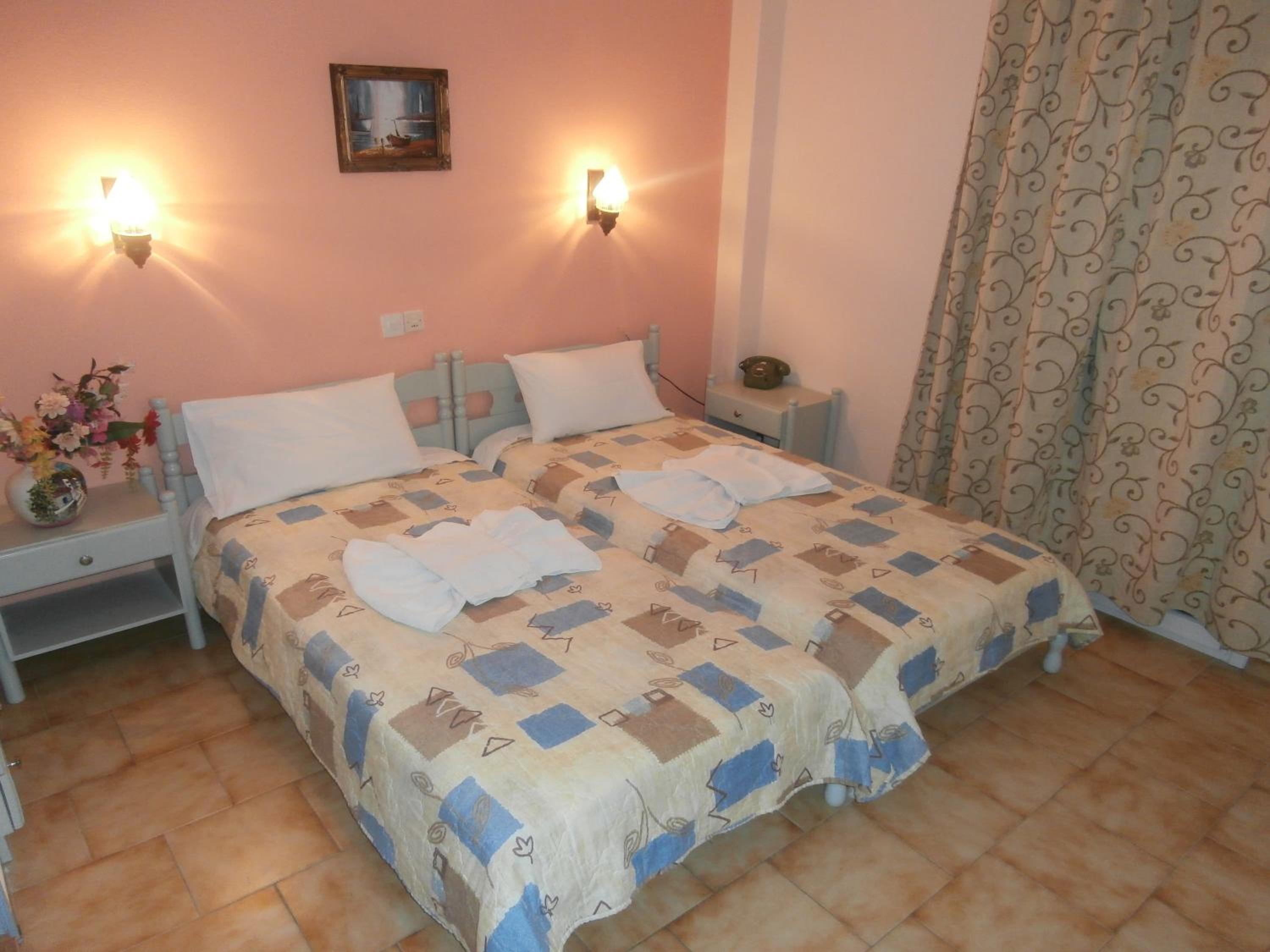 Economy Twin Room with City View photo 2