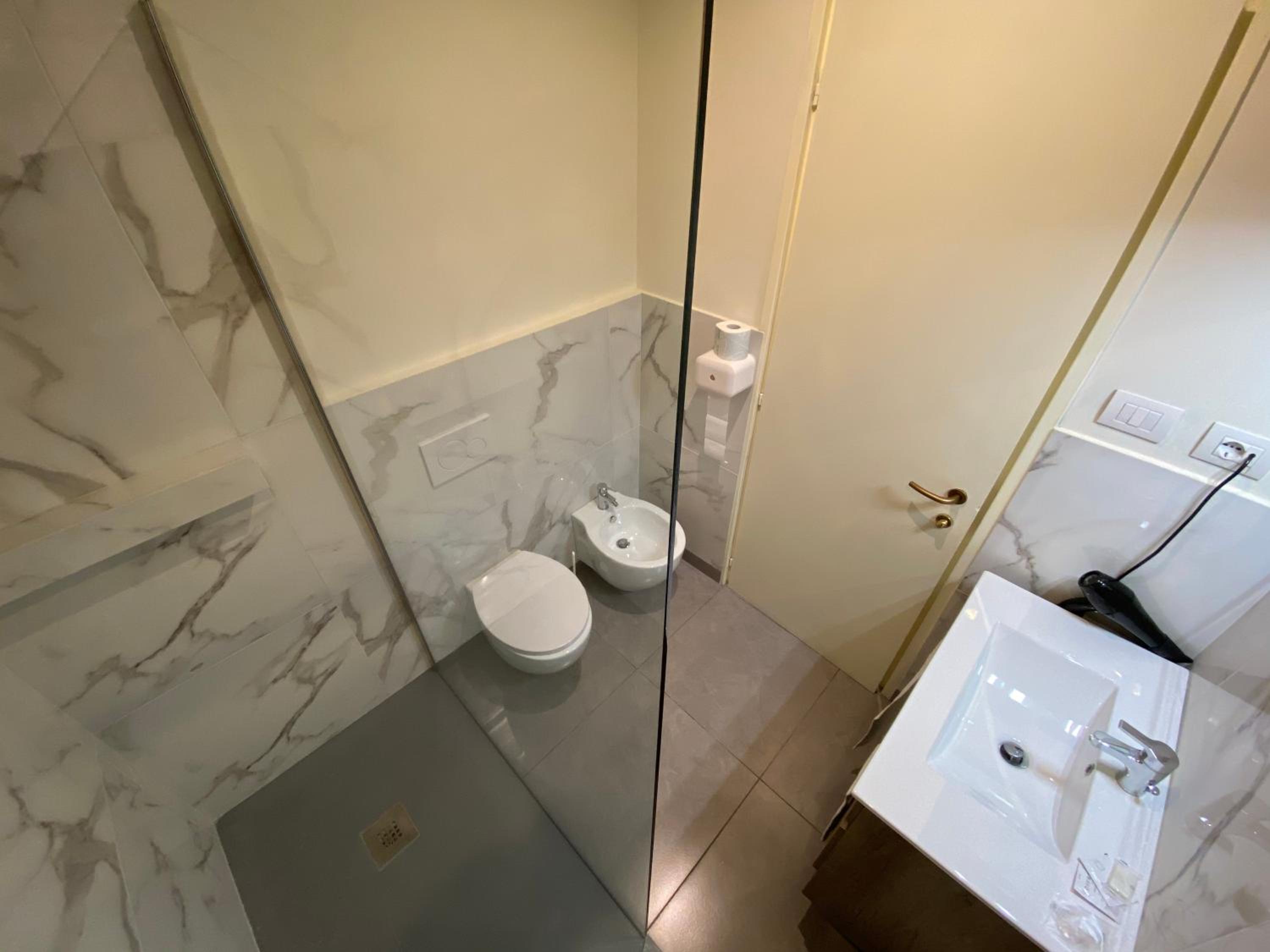 Double or Twin Room with Balcony - Photo 9
