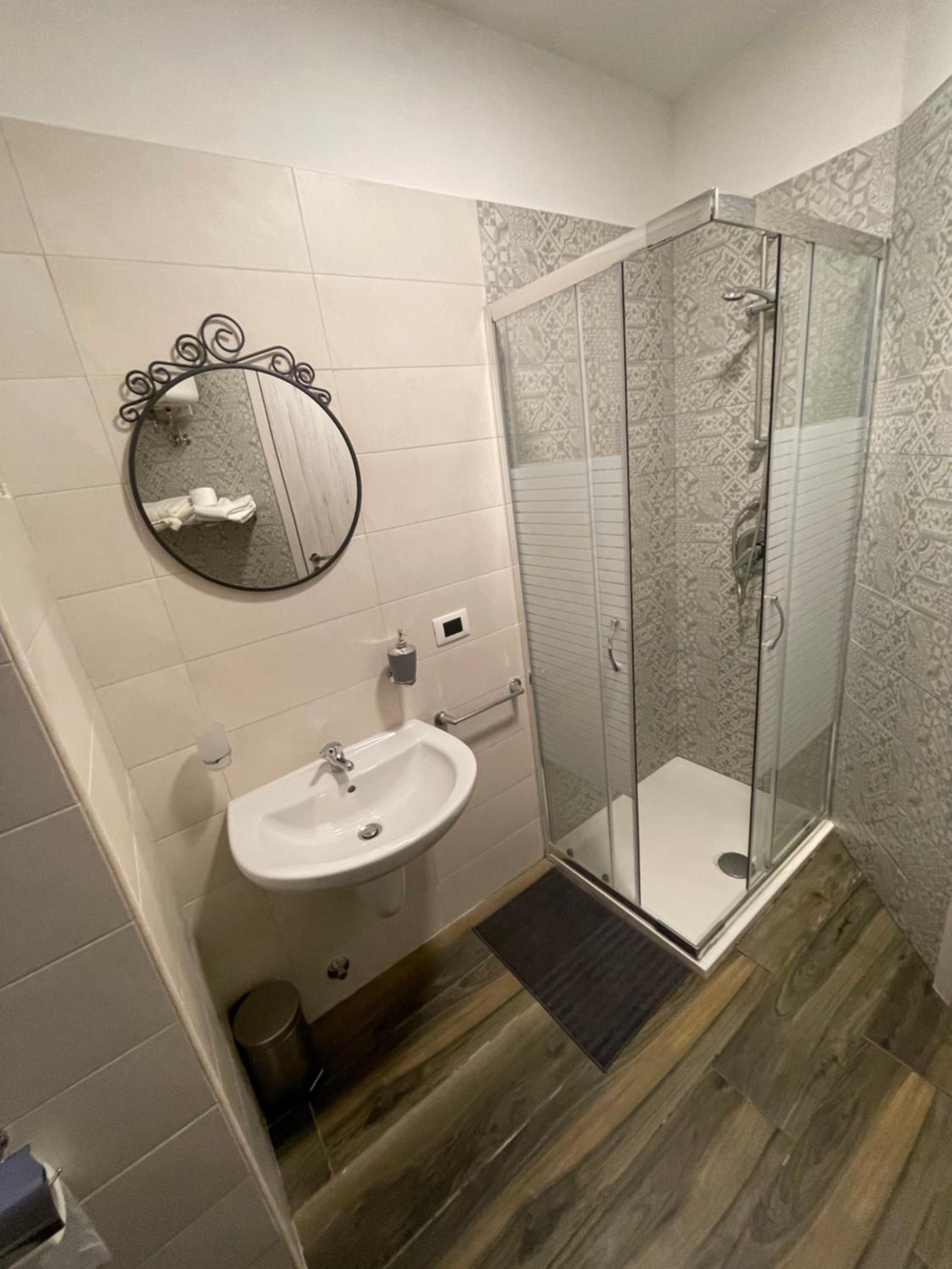 Double Room with Private Bathroom - Photo 2