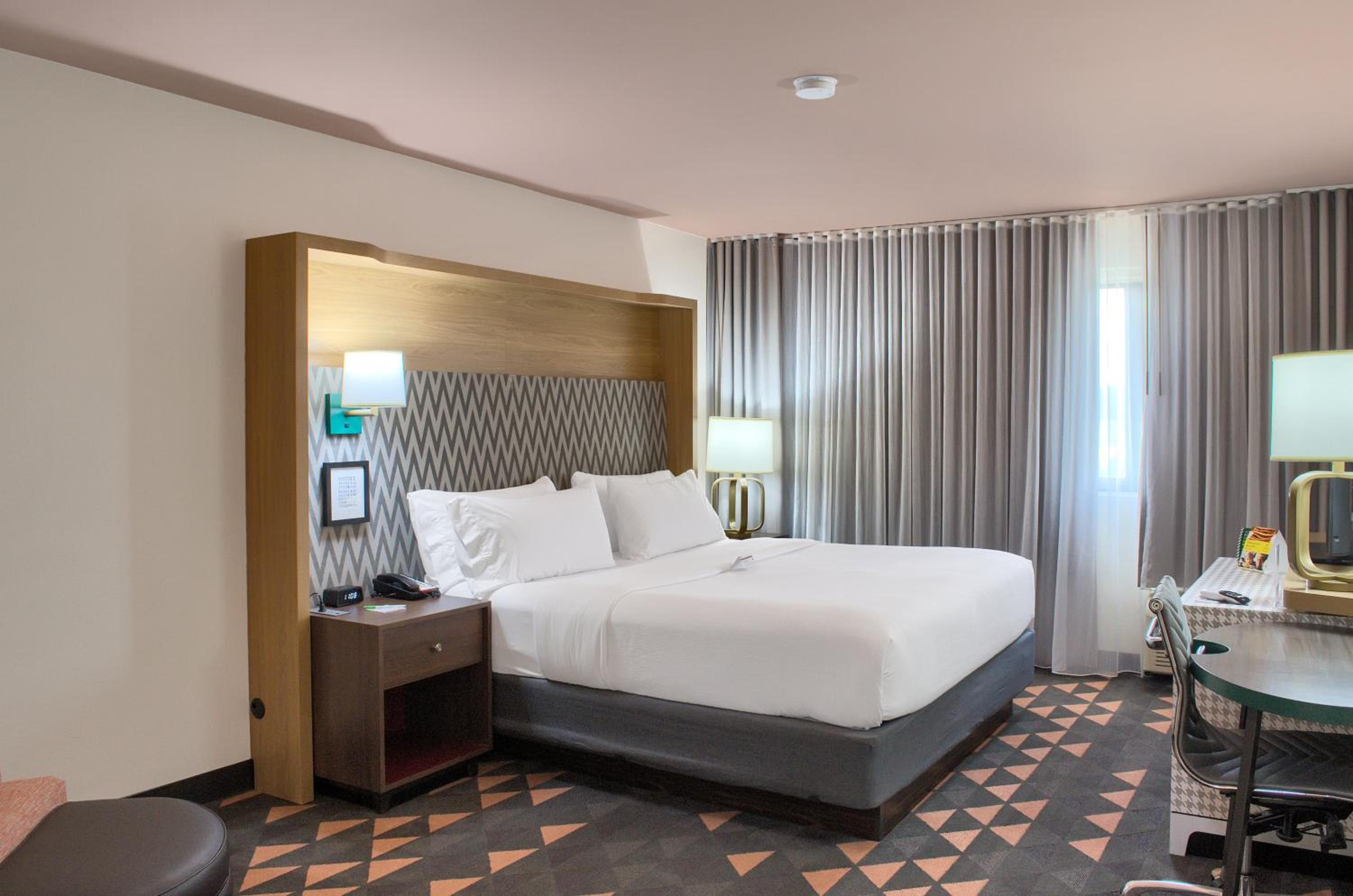Standard King Room with Accessible Tub - Mobility Access - Photo 2