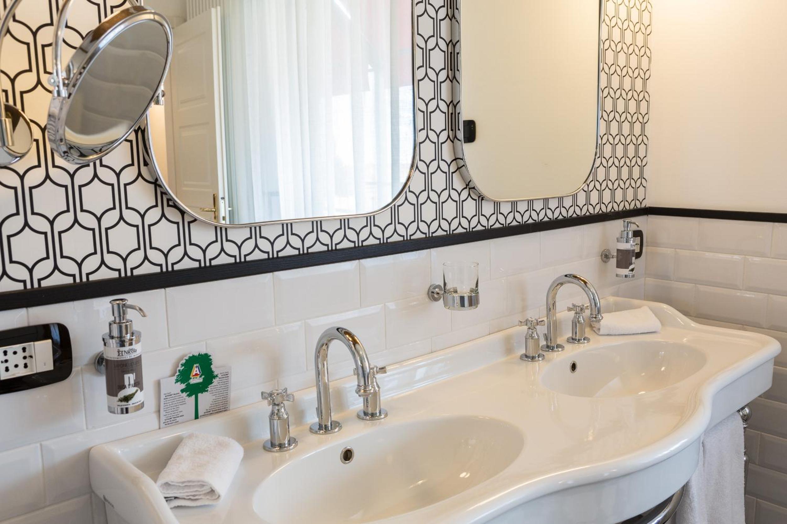 Suite with Balcony - Photo 6