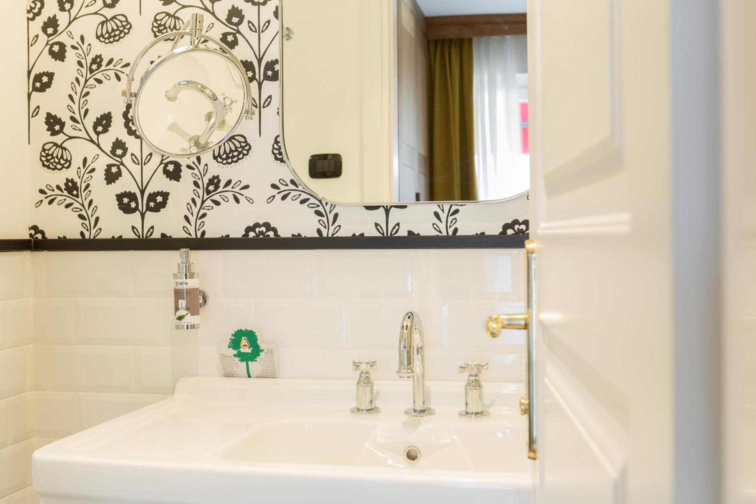 Suite with Balcony - Photo 10