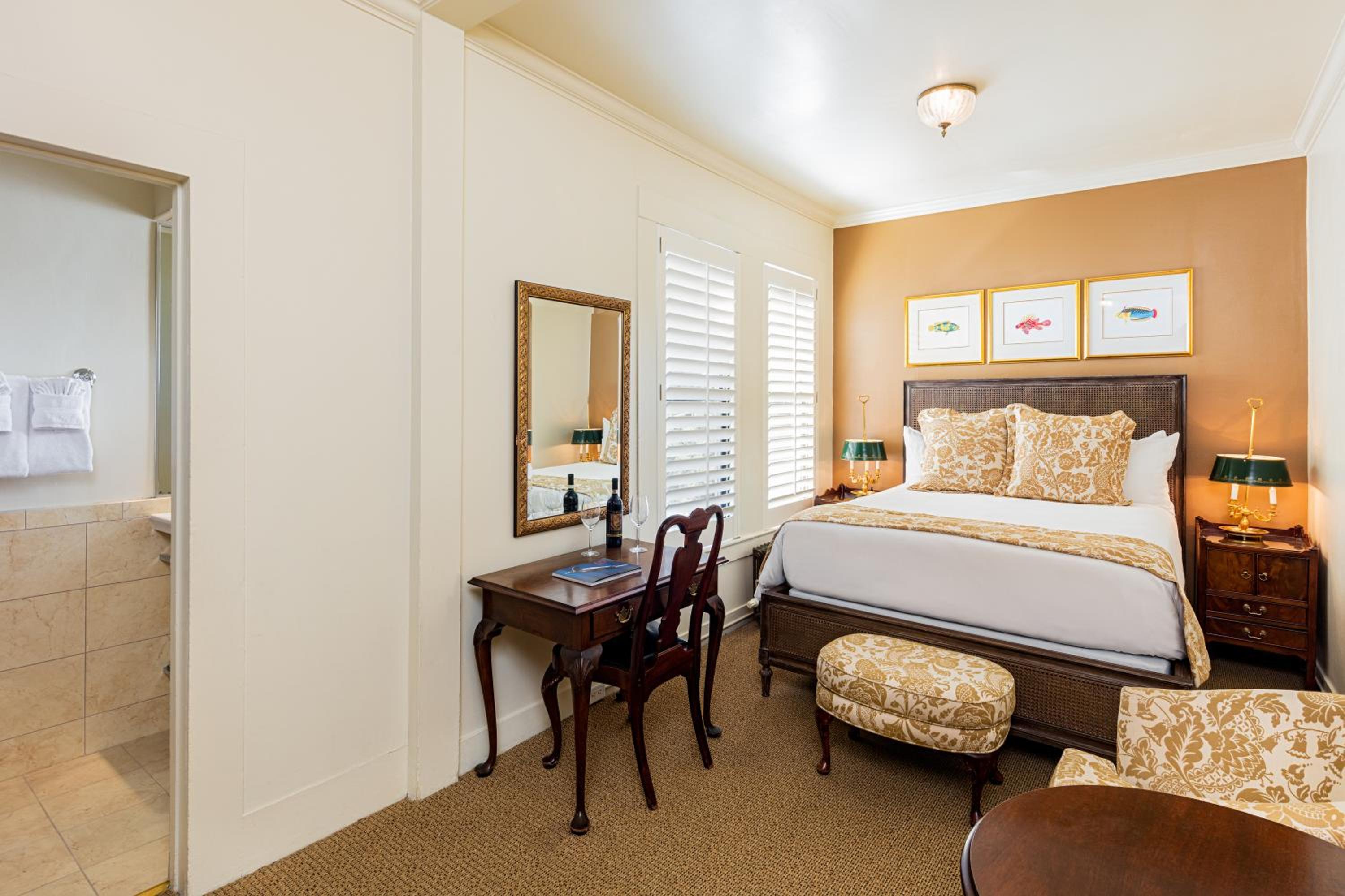 Standard Queen Room