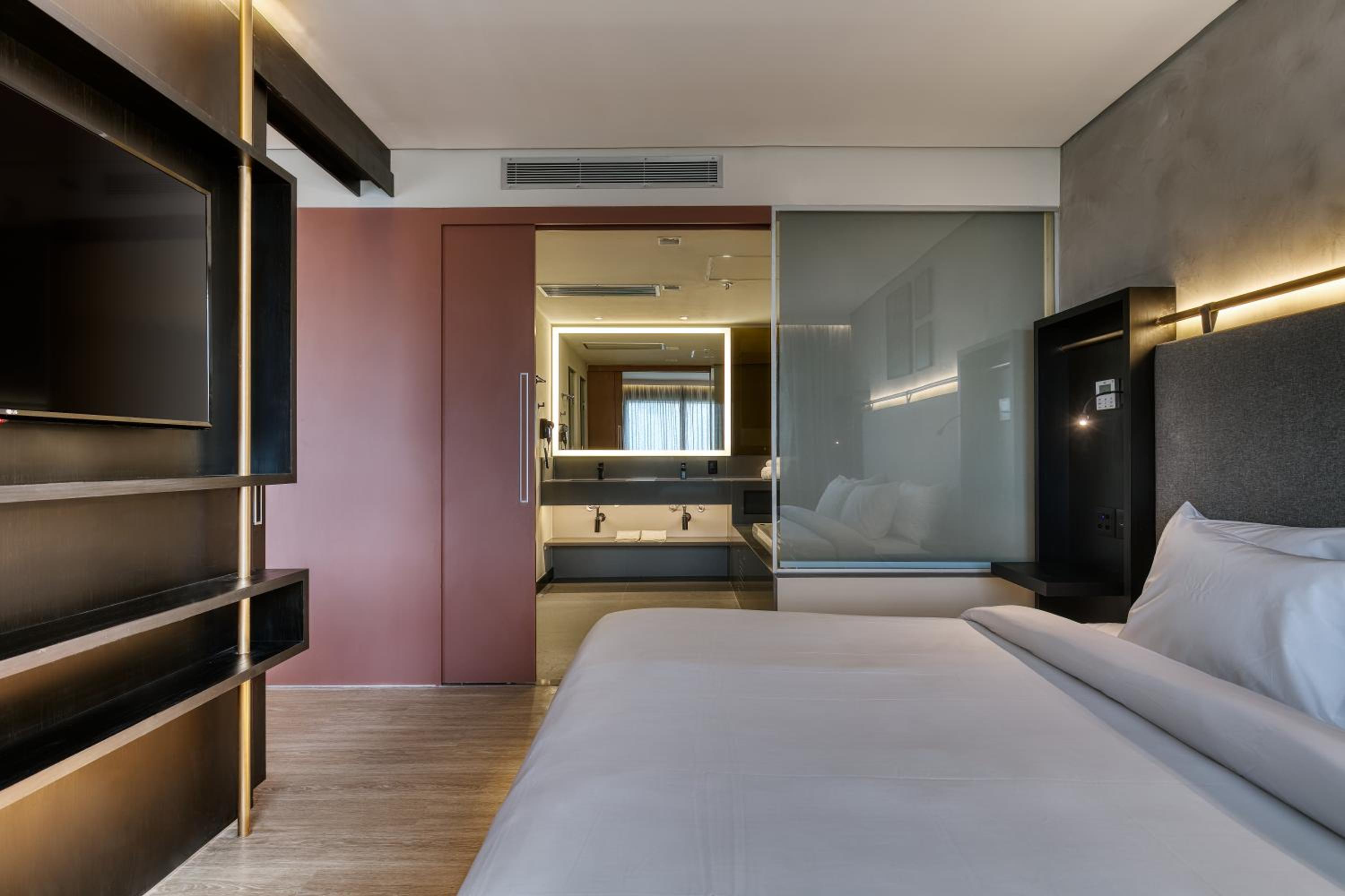 Deluxe King Suite photo 3