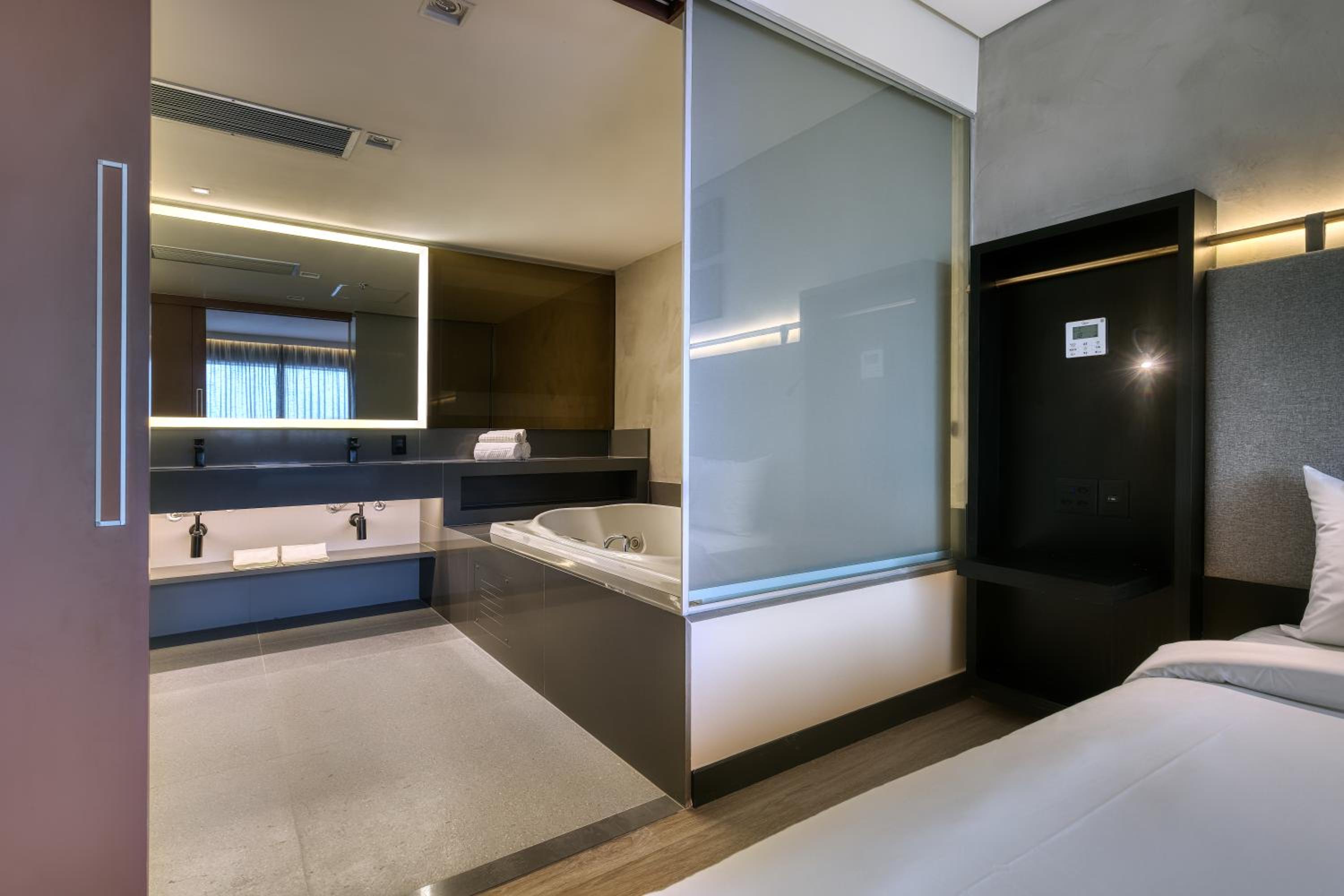 Deluxe King Suite photo 2