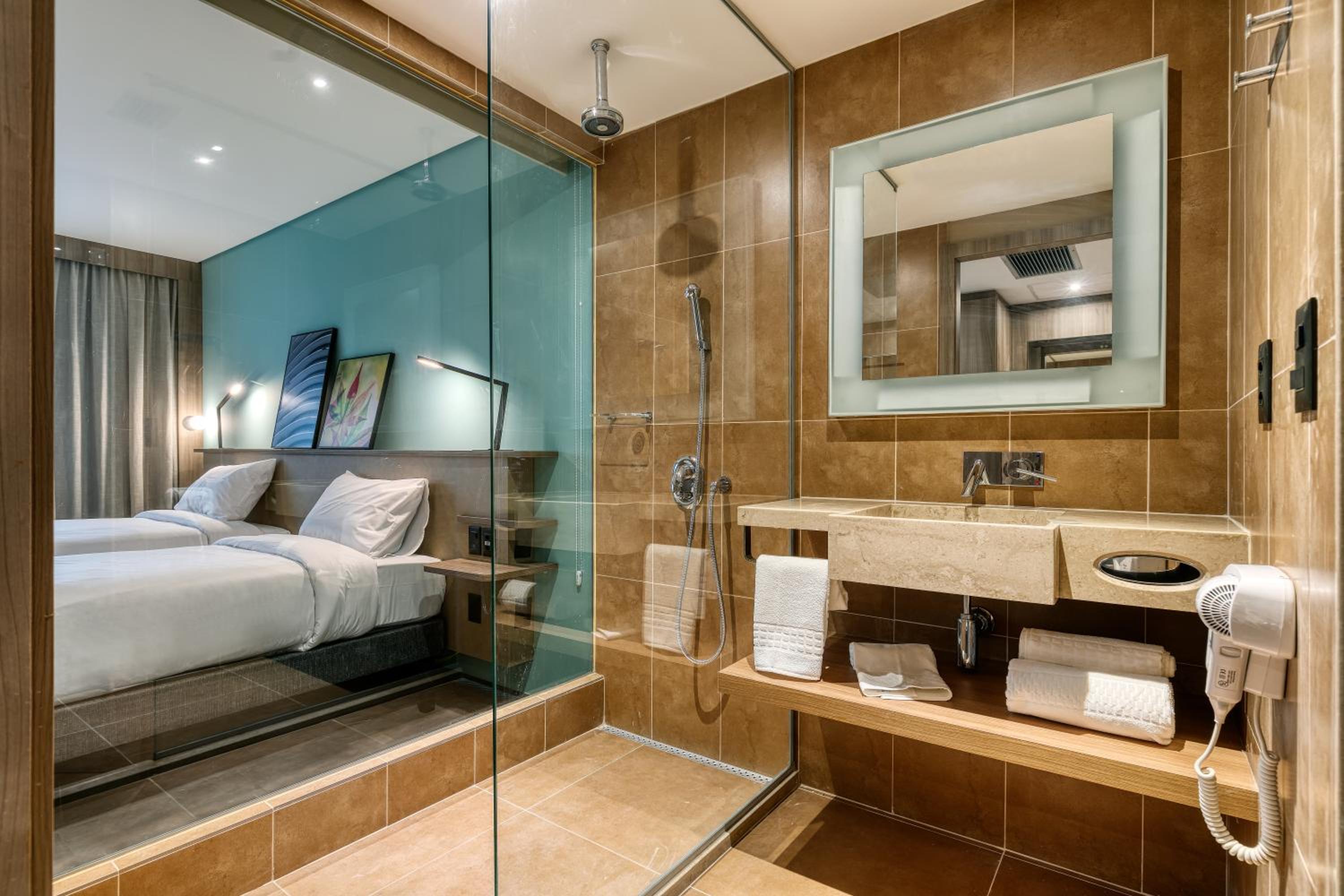 Superior Twin Room thumbnail 6