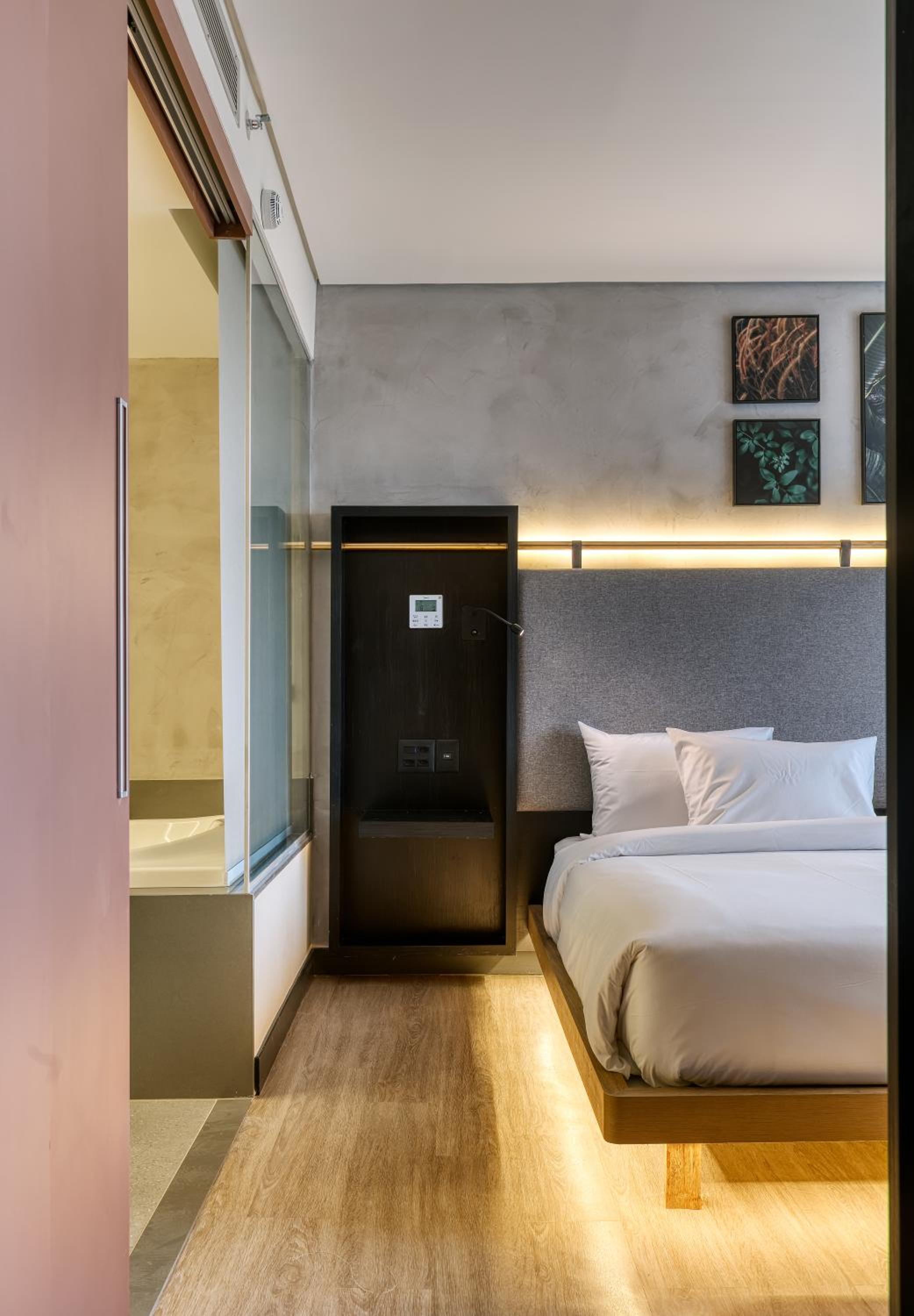 Deluxe King Suite photo 1