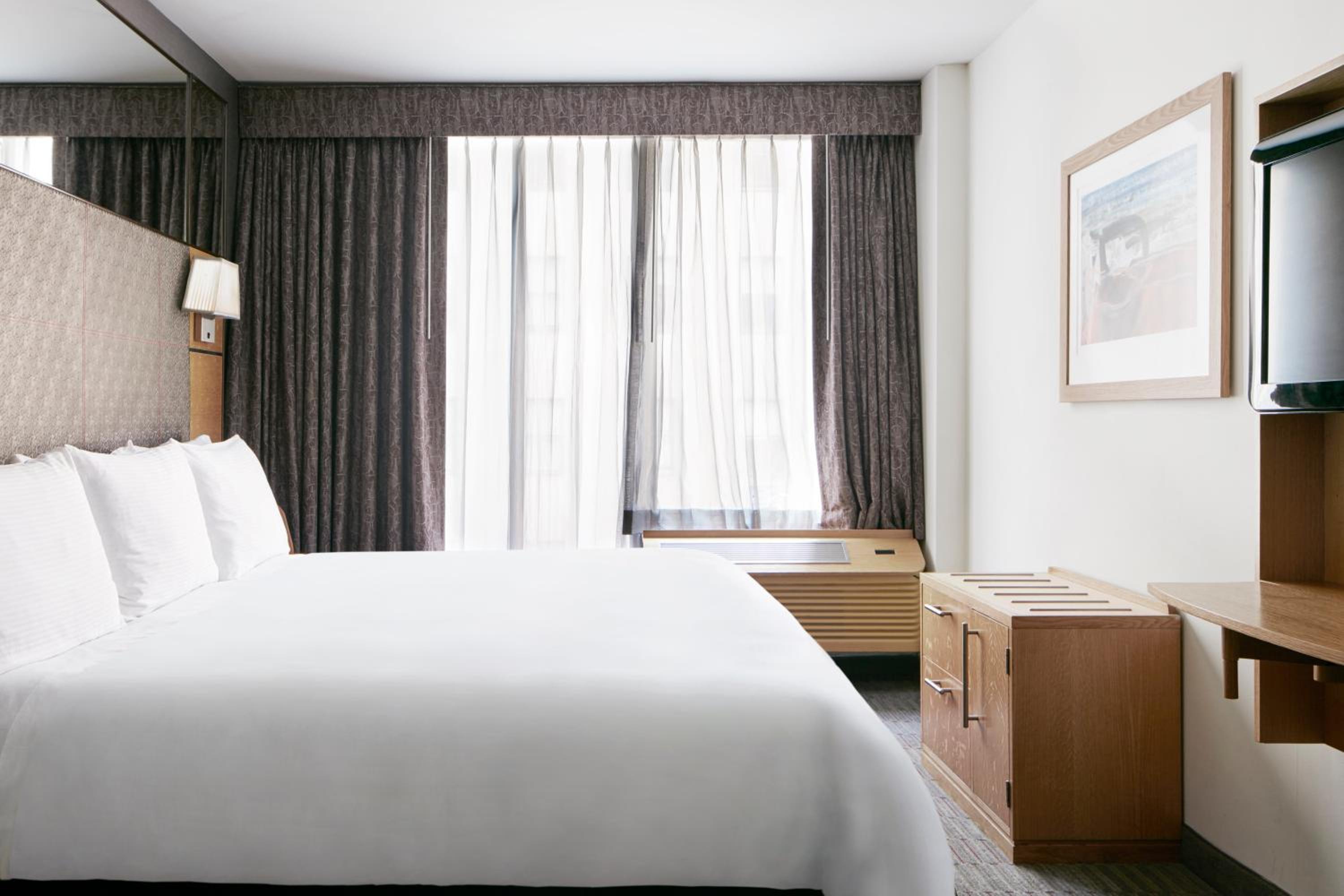 Deluxe Queen Room