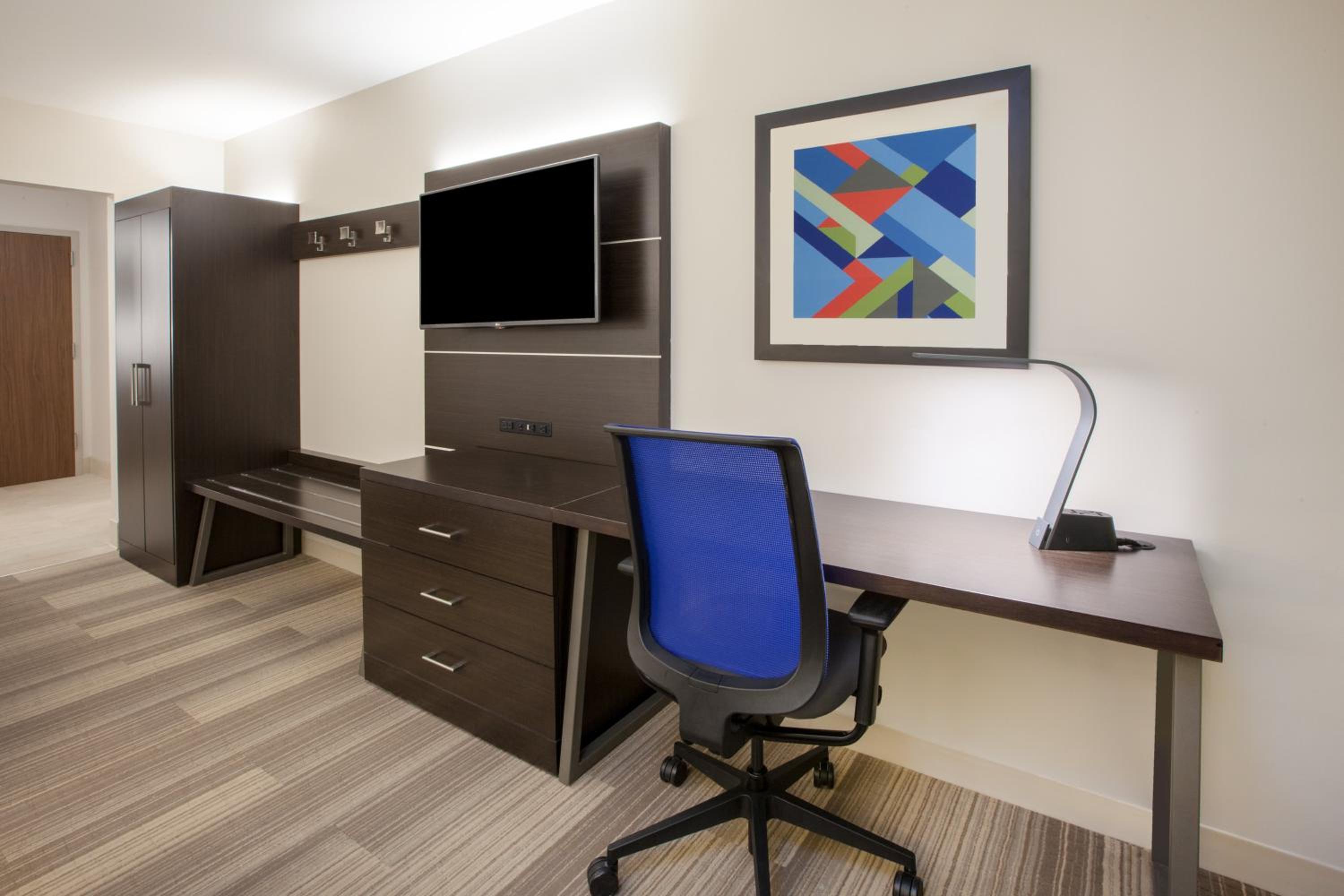 Standard King Room - Photo 9