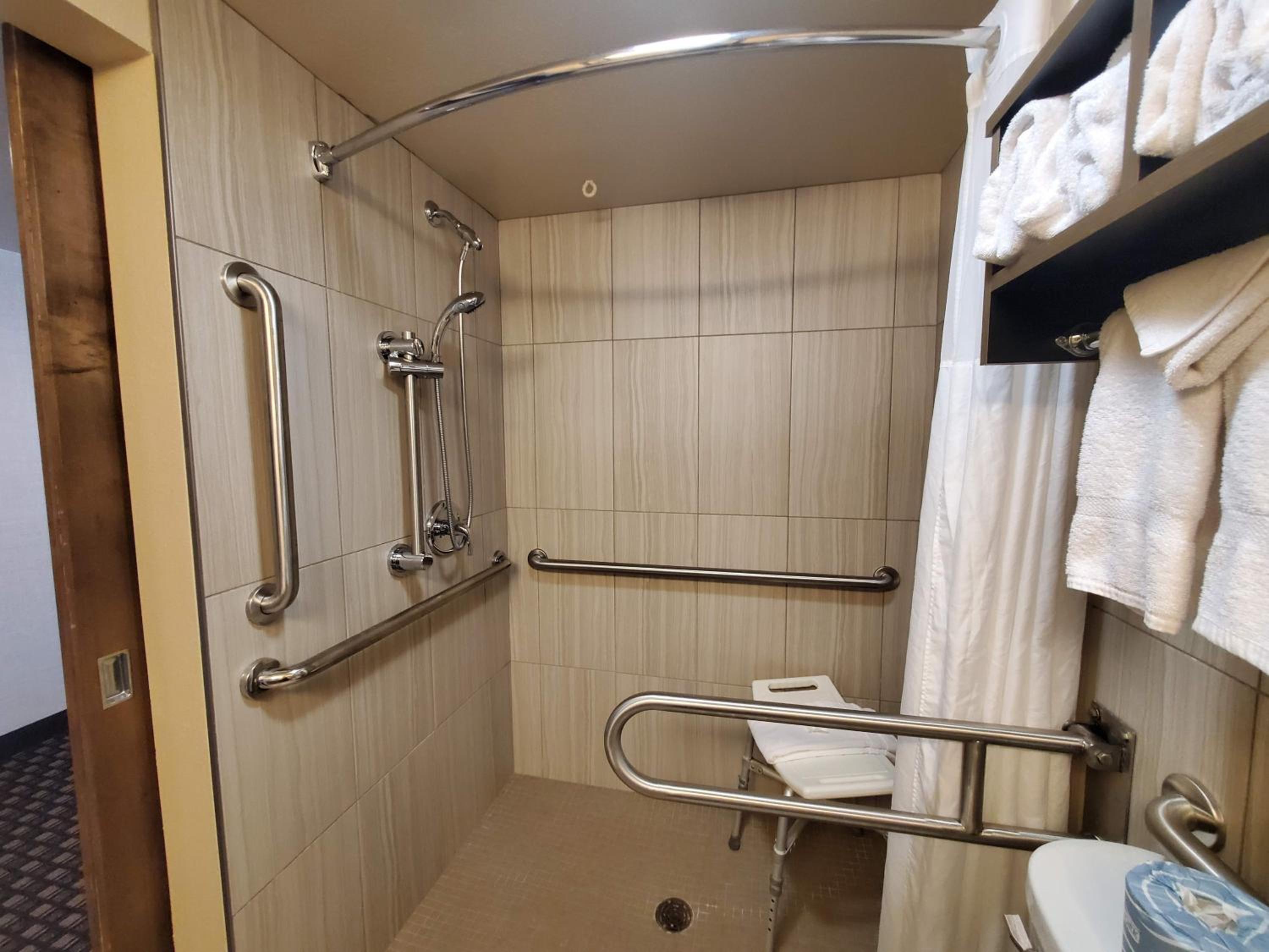 Queen Room With Two Queen Beds - Disability Access - Photo 6