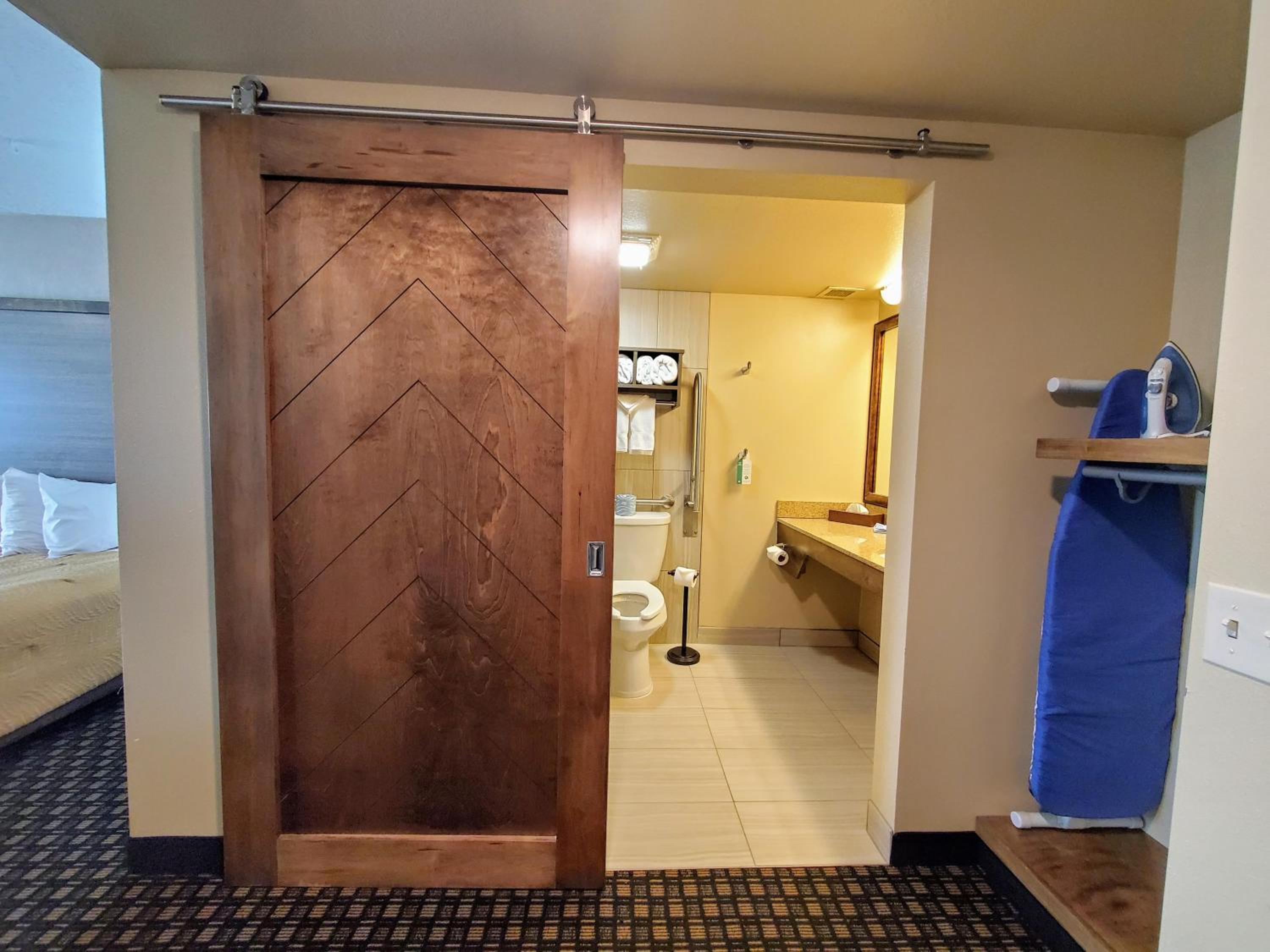 Queen Room With Two Queen Beds - Disability Access - Photo 3