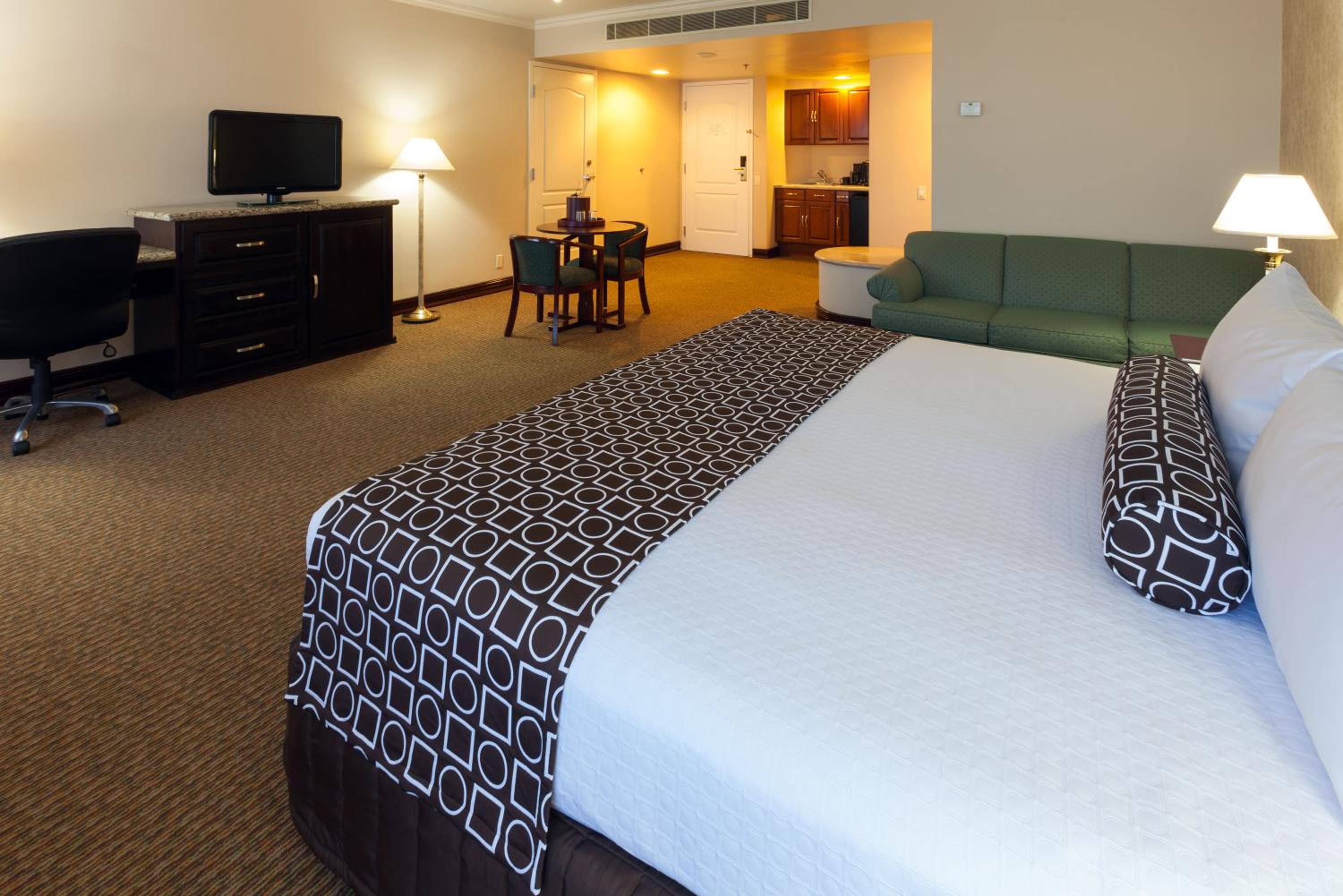 Executive King Suite - Non-Smoking - Photo 4