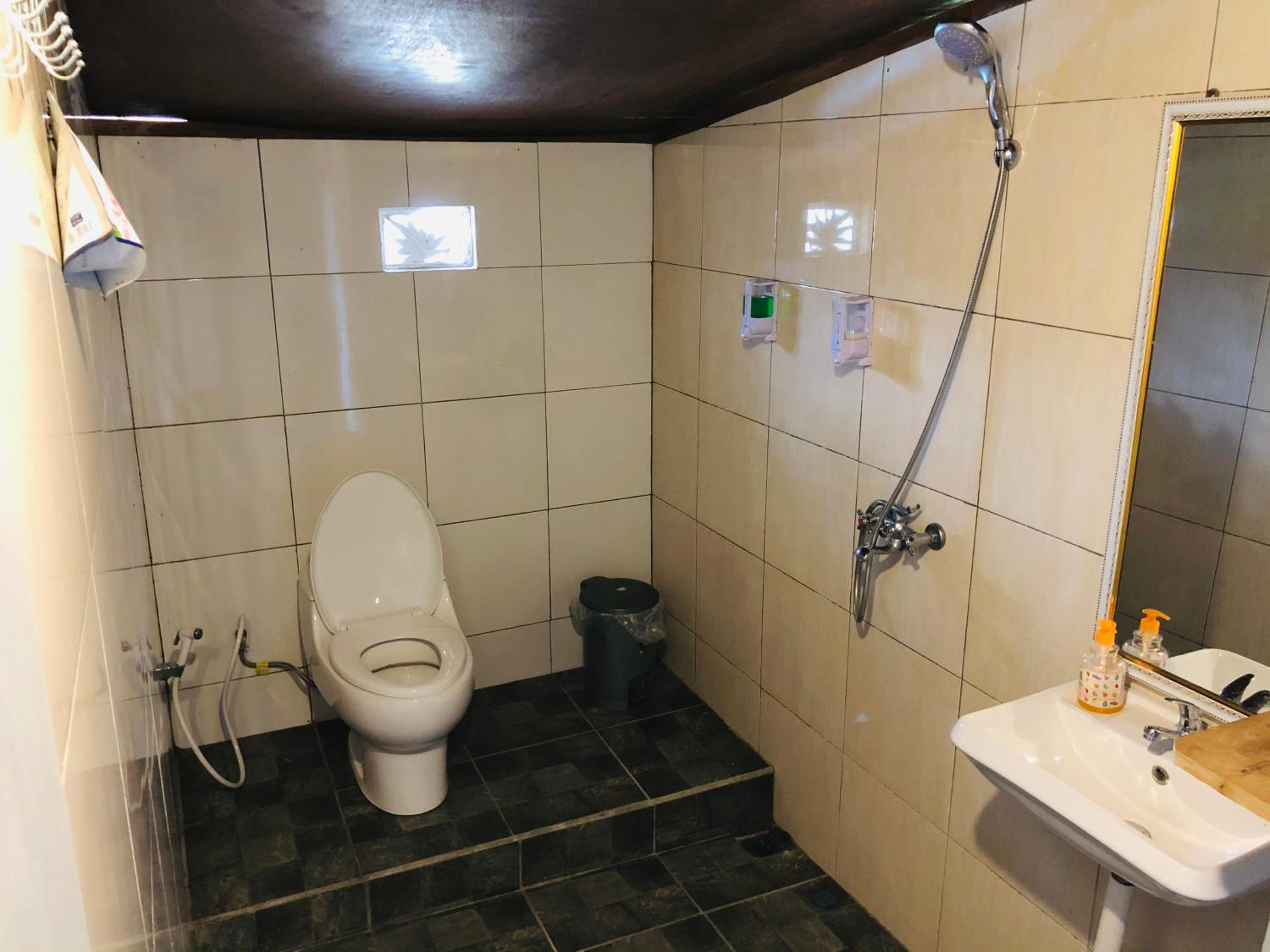 Budget Double Room - Photo 9
