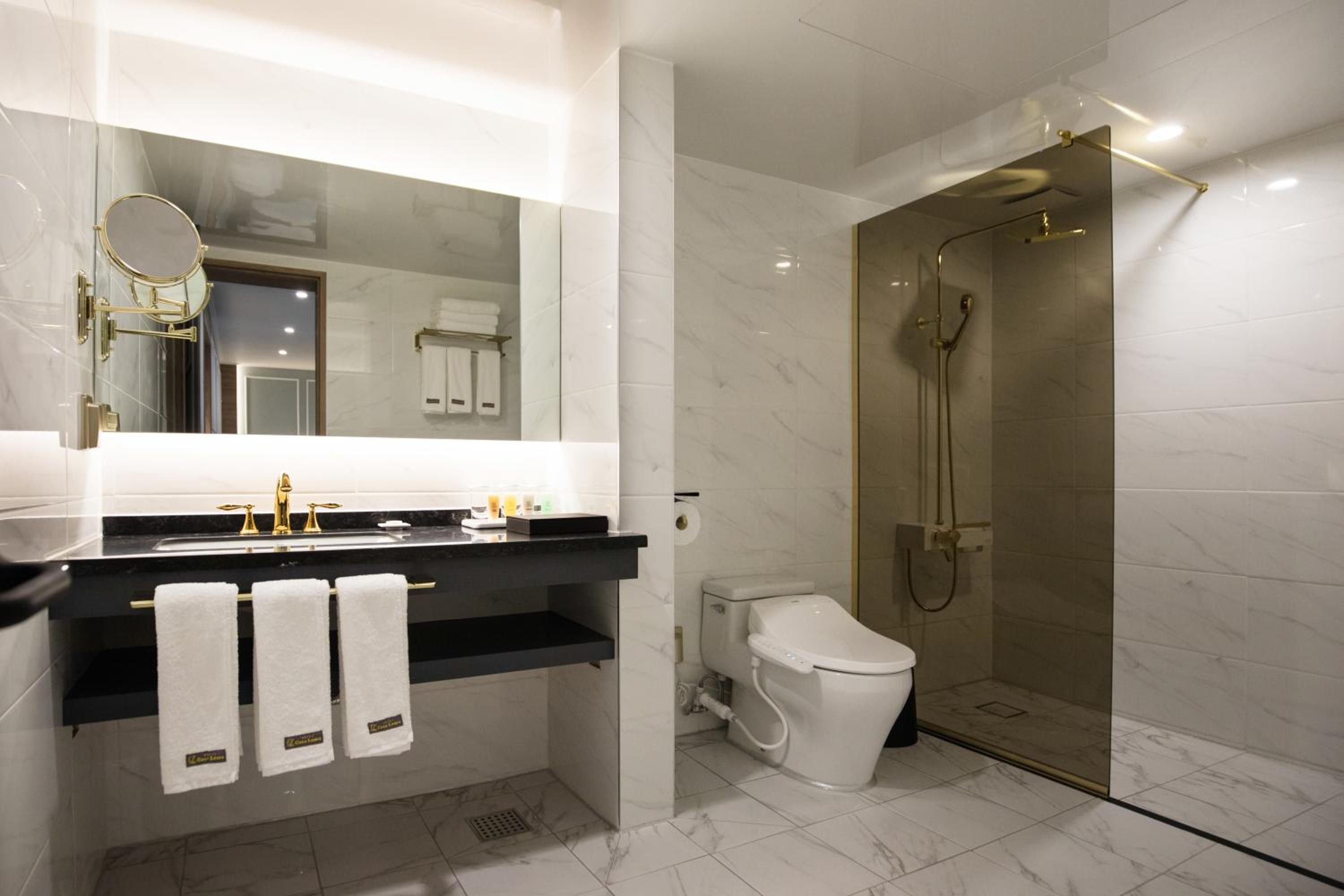 Family Quad Room with City View - Photo 4