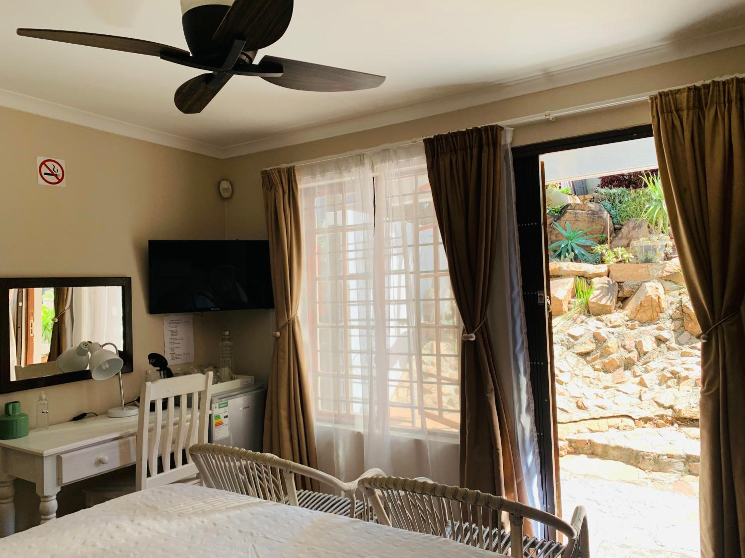 Double Room with Garden View - Photo 10