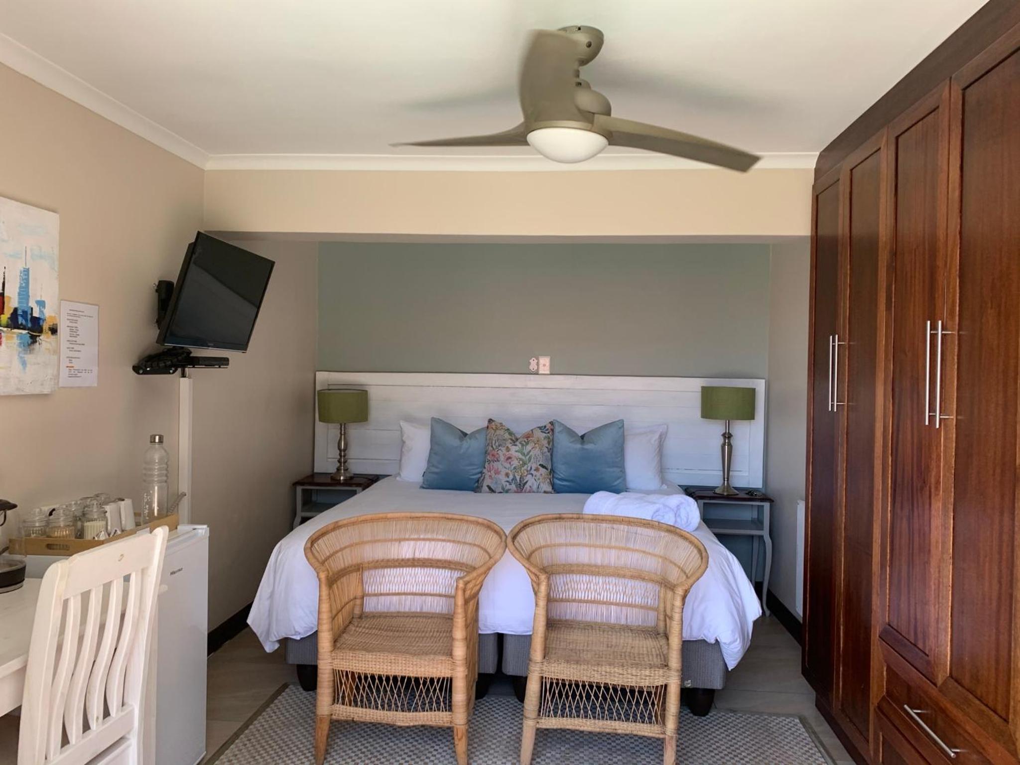Deluxe Double or Twin Room with Pool View - Photo 9
