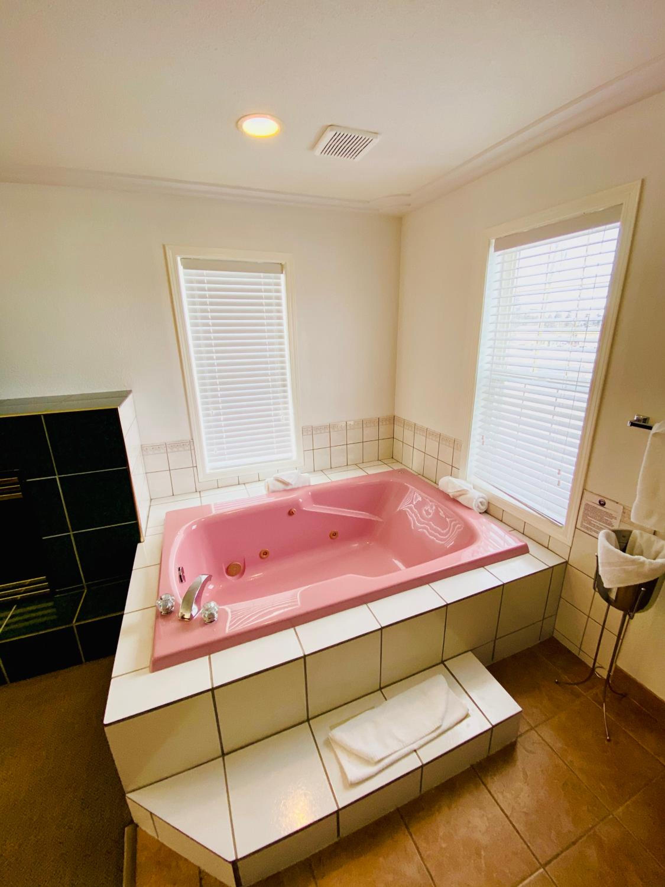 Junior King Suite - Non-Smoking photo 3