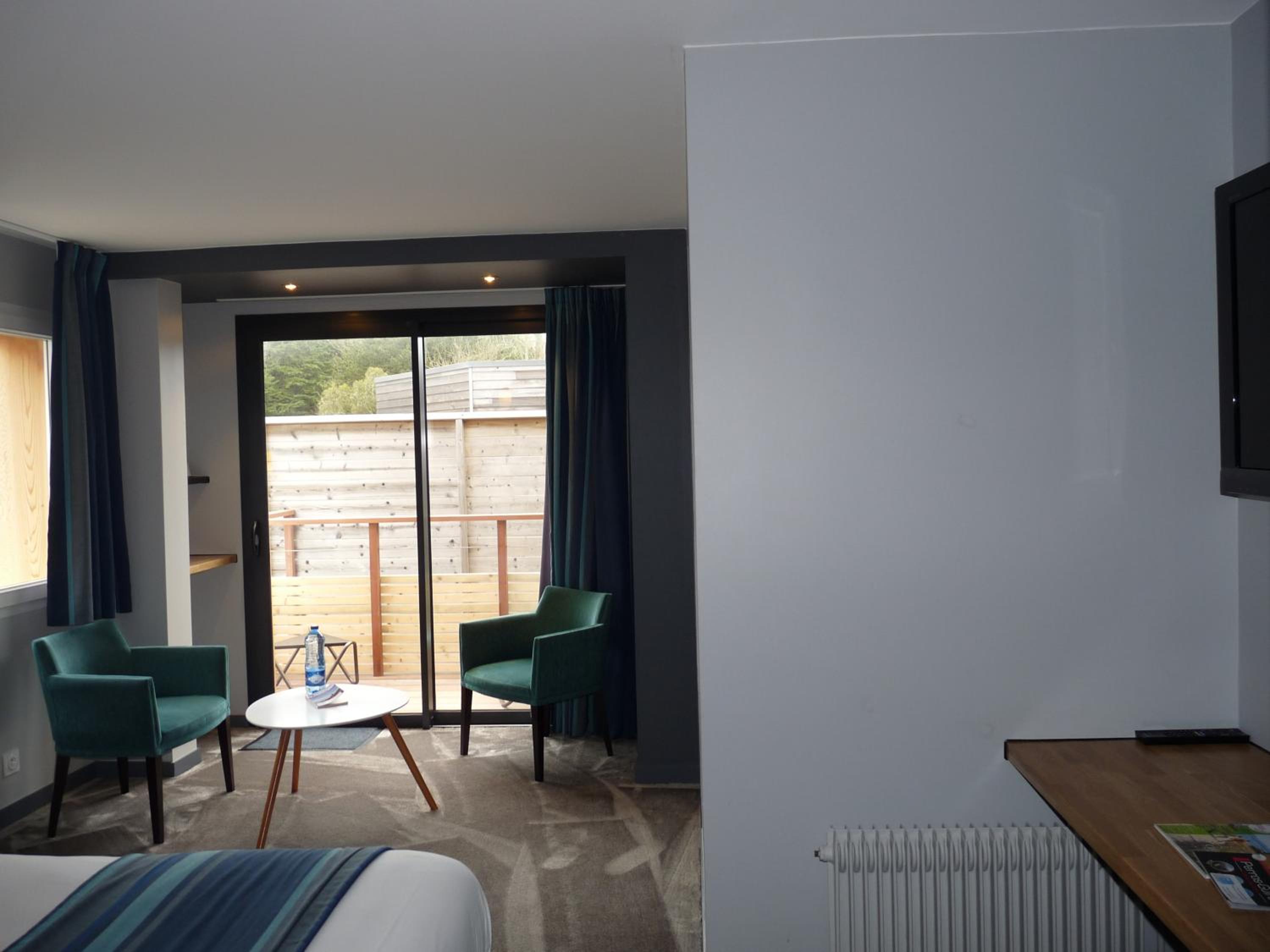 Deluxe Double Room with Side Sea View photo 2
