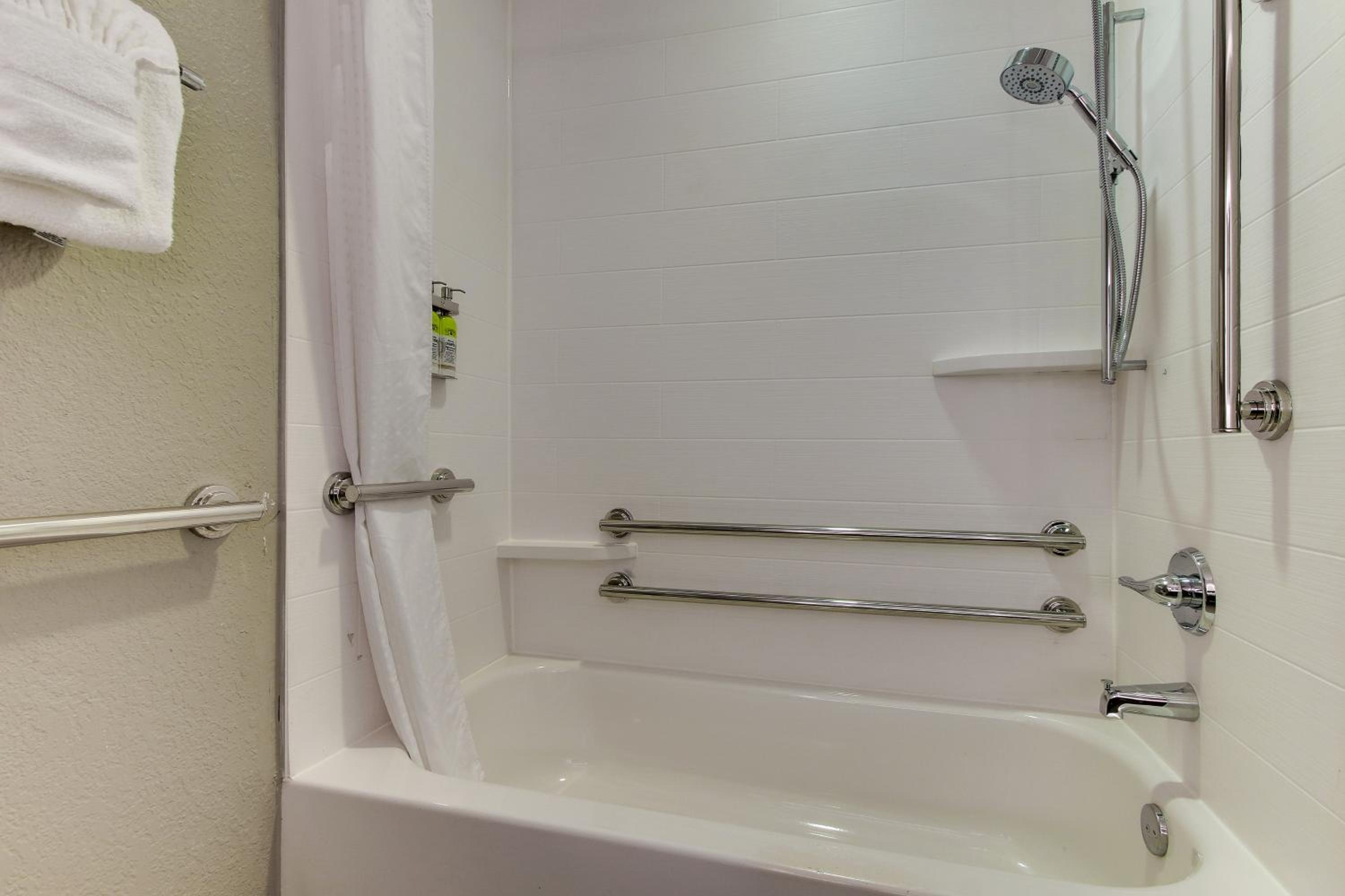 Standard Queen Room with Two Queen Beds - Communications Accessible - Photo 4