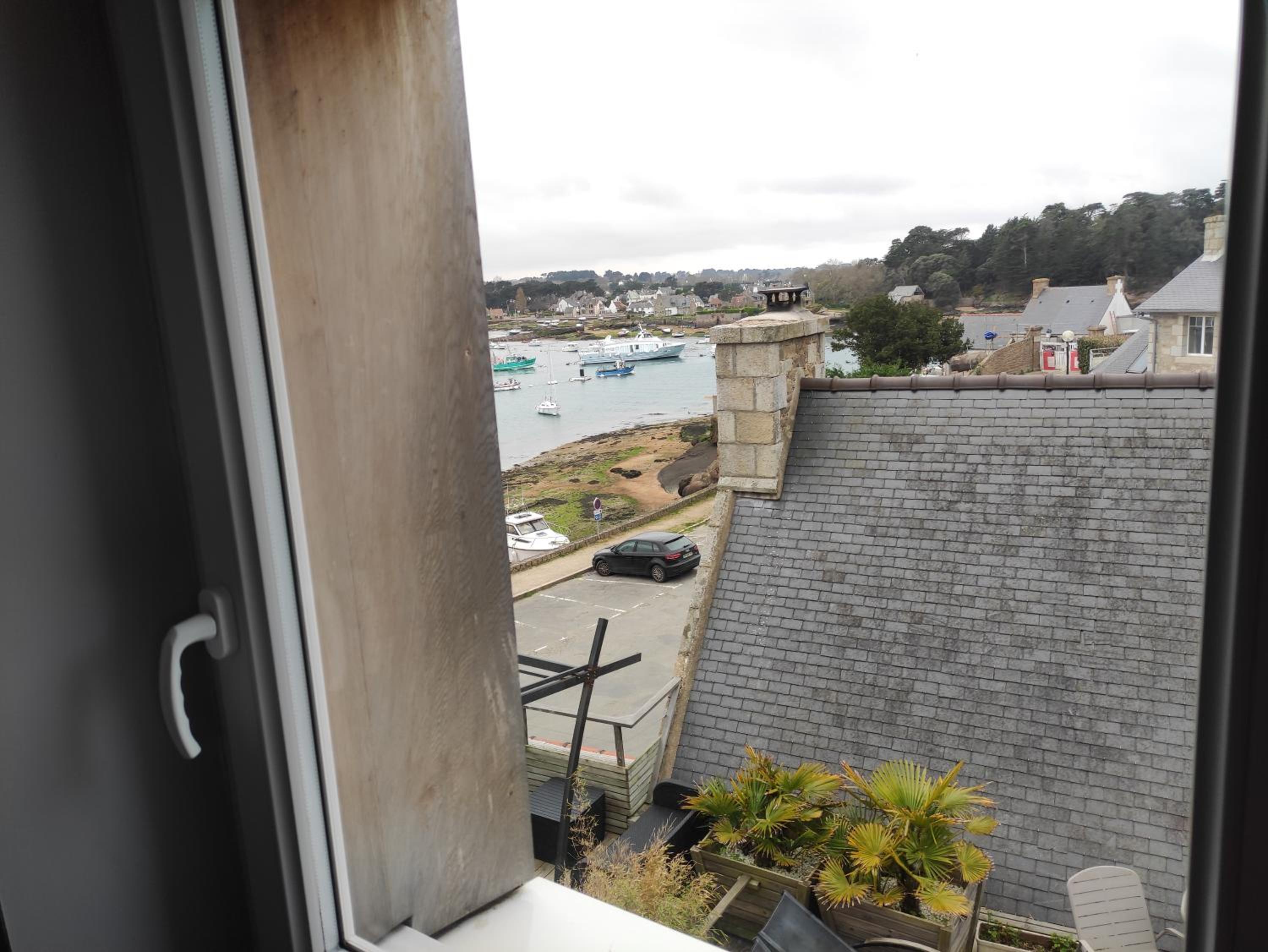 Deluxe Double Room with Side Sea View photo 3