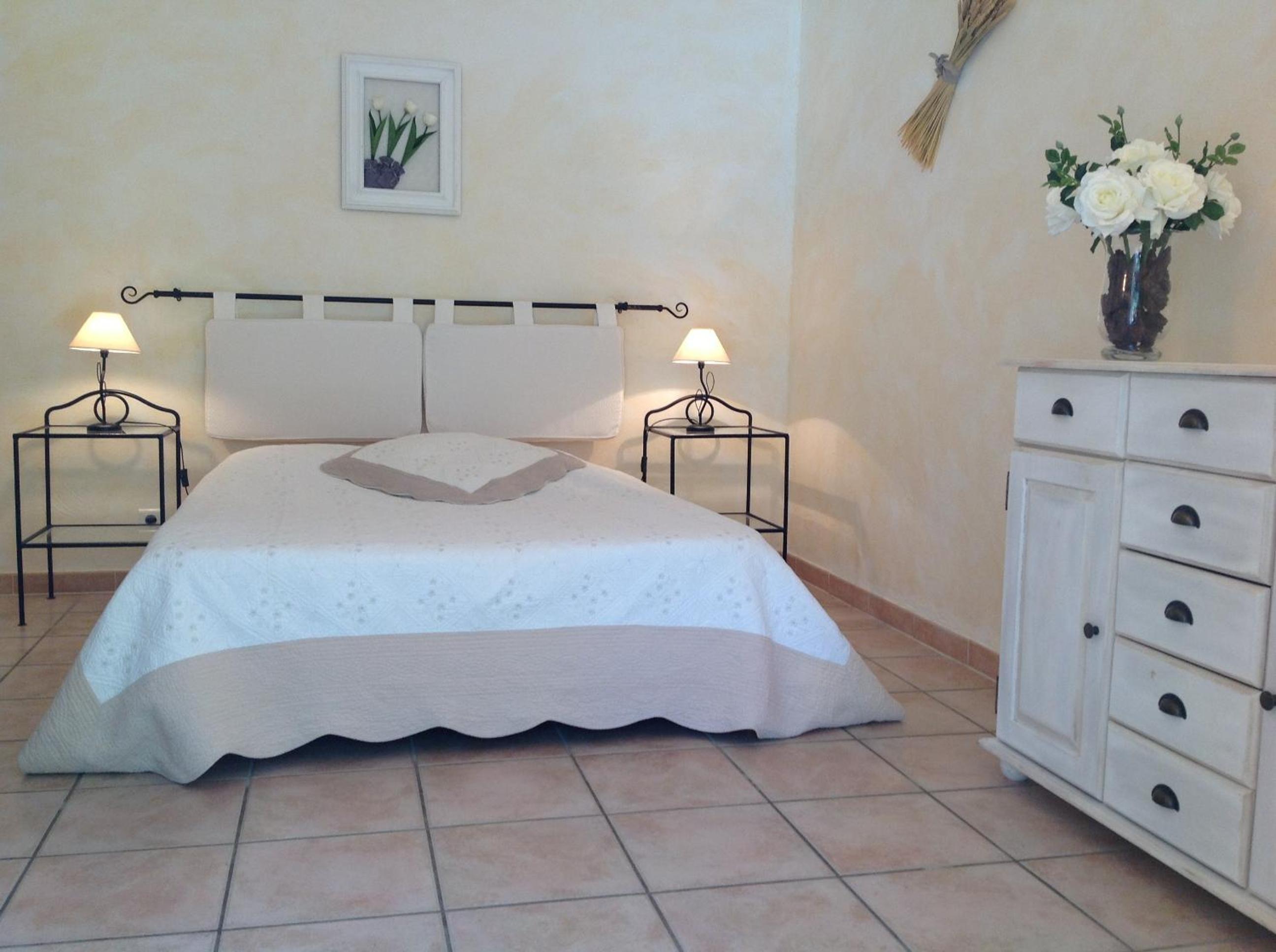 Family Two Bedroom Suite with kitchenette and Pool View photo 3