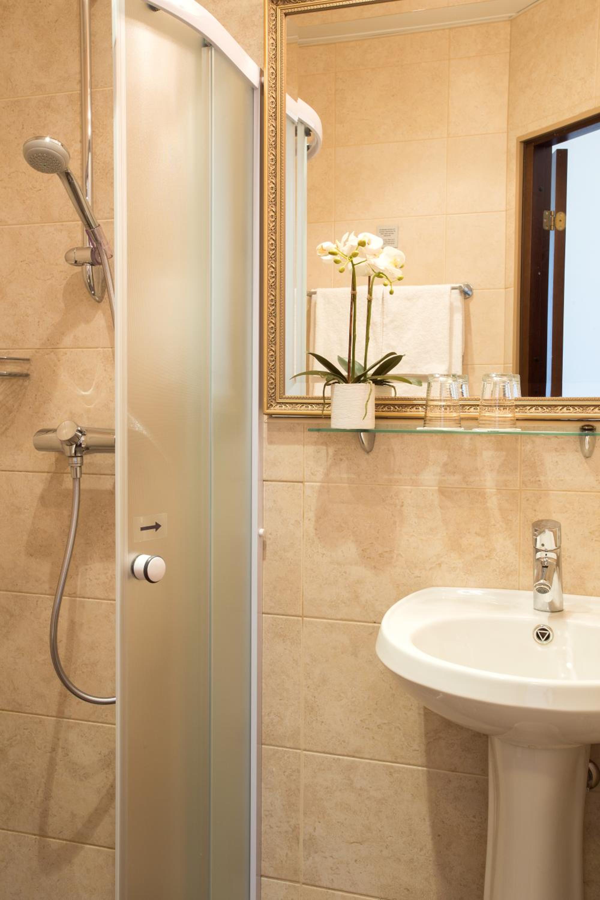 Standard Double or Twin Room - Photo 5
