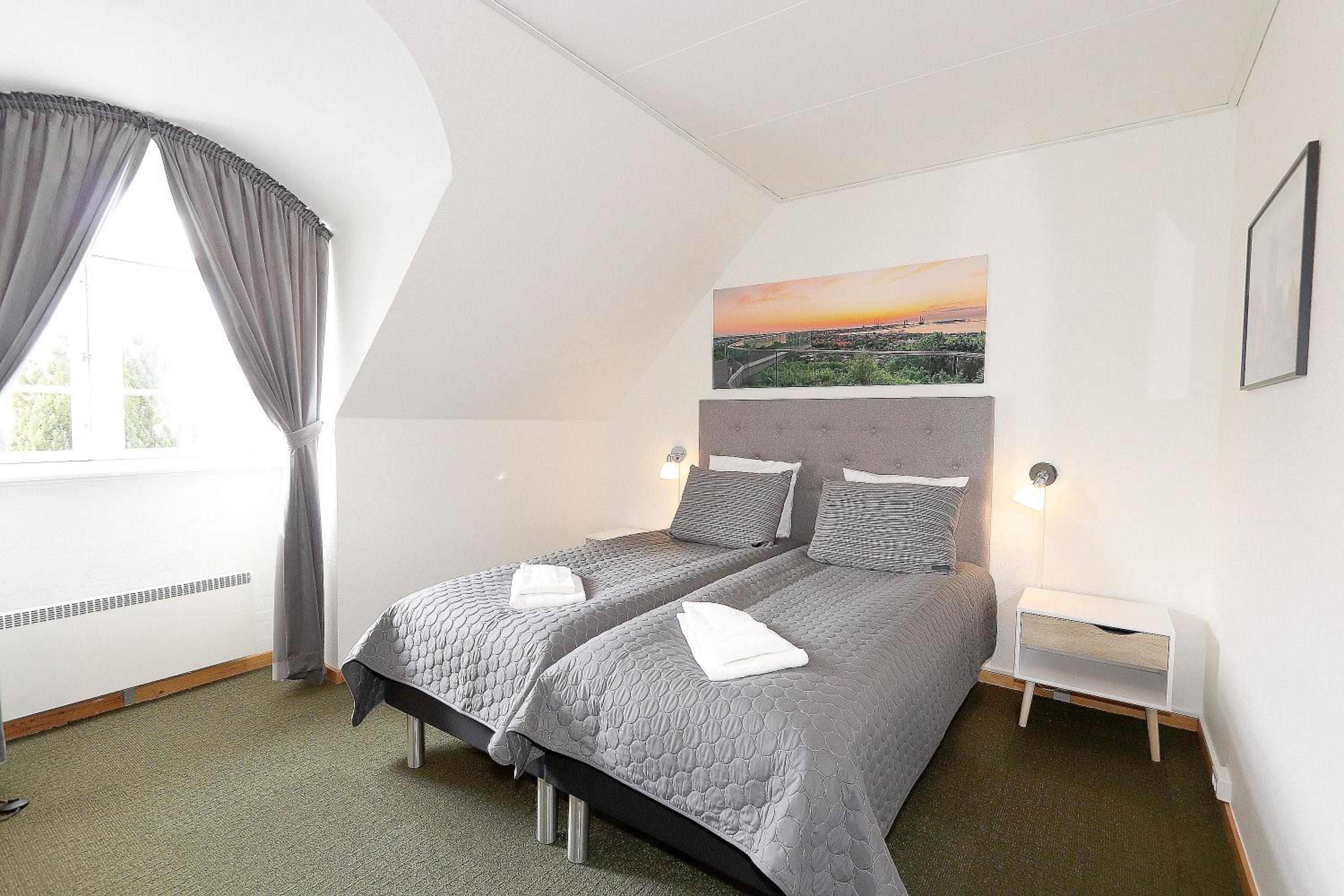 Twin Room thumbnail 5