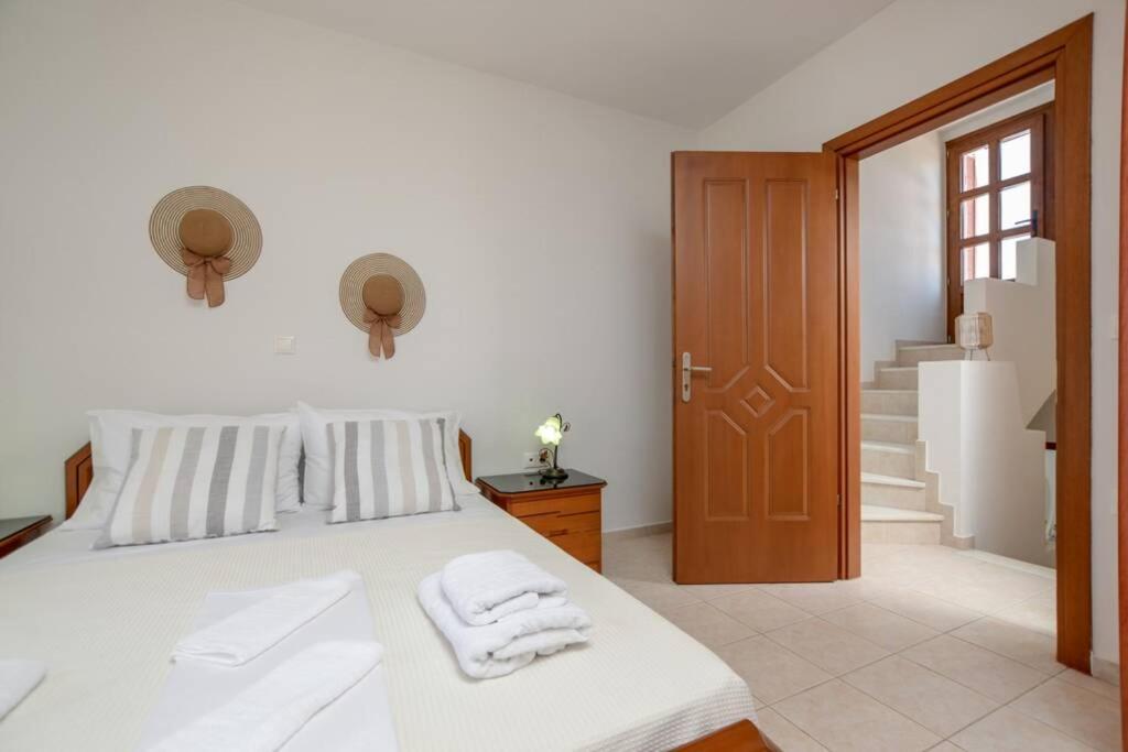 Three-Bedroom House photo 3
